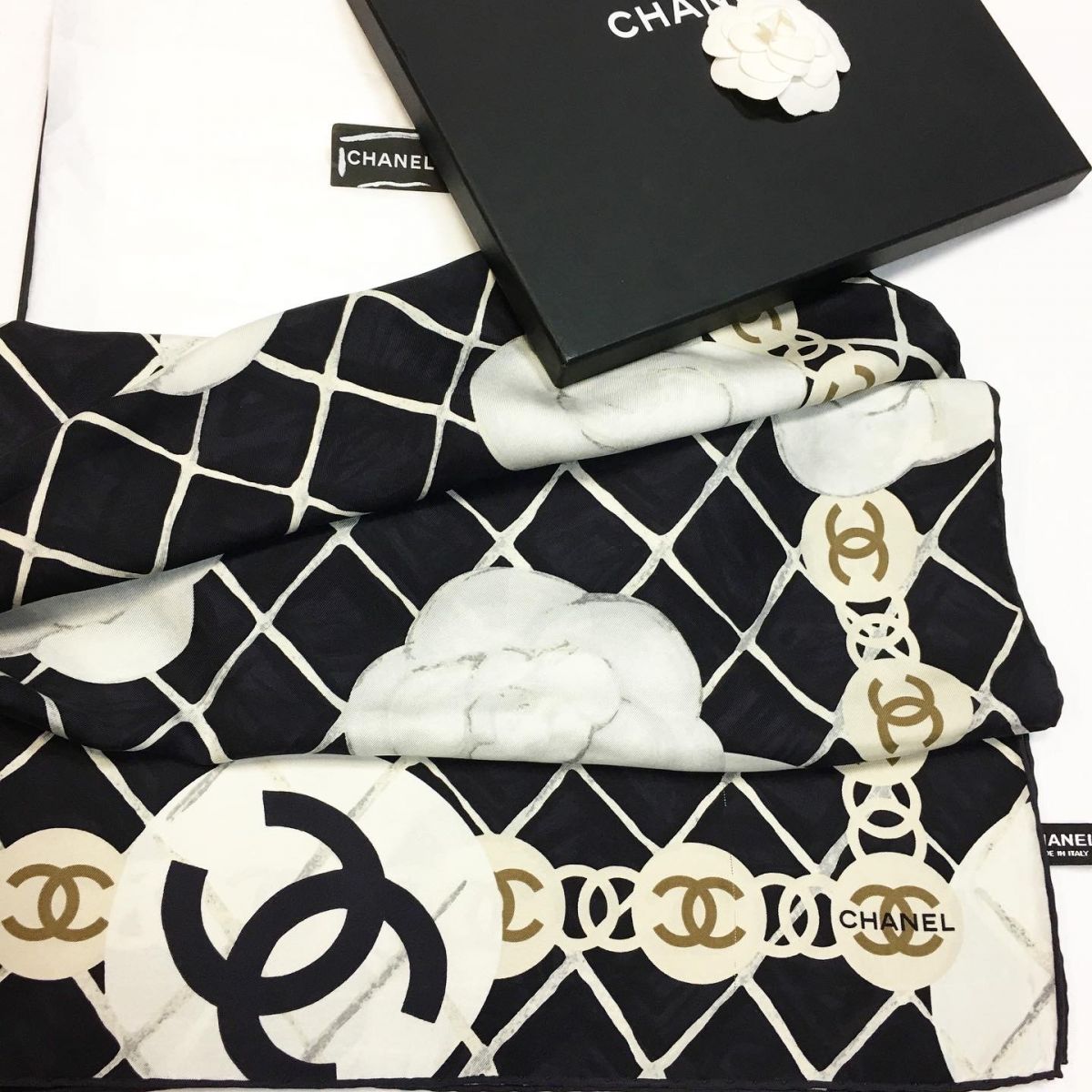 Платок /шёлк/ Chanel  размер 90/90 цена руб