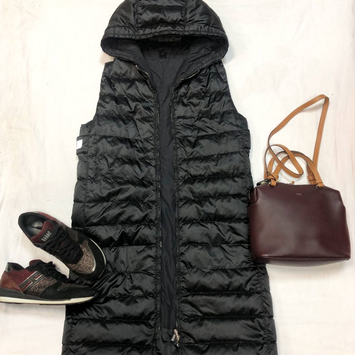Жилет двухсторонний ‘S Max Mara размер S цена 15 385 руб 
Кроссовки HOGAN REBEL размер 40 цена 7 693 руб 
Сумка СELINE