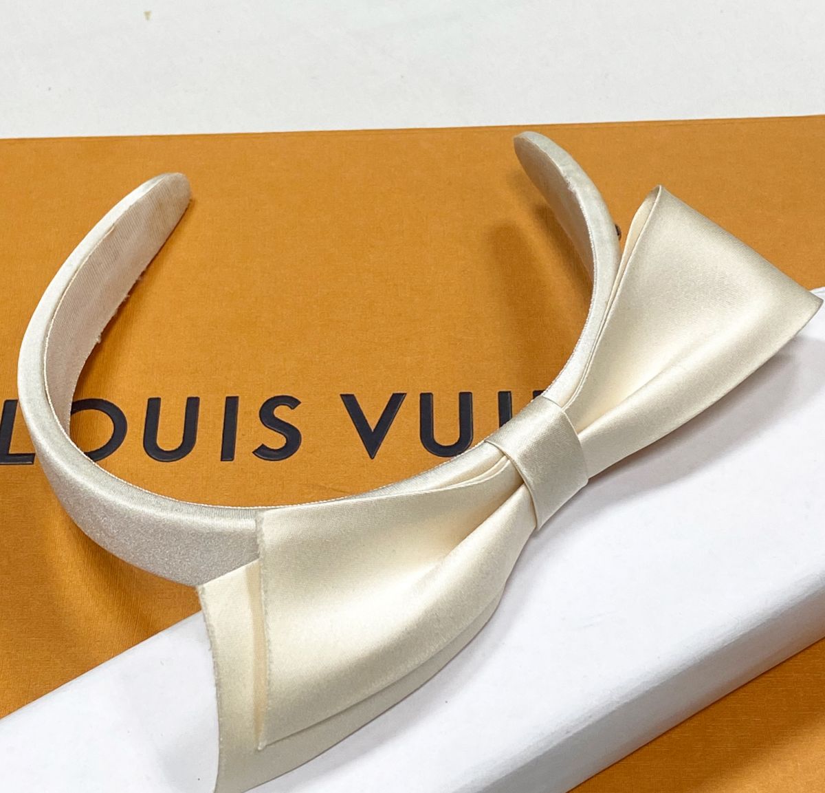 Ободок Louis Vuitton цена 7 828 руб 