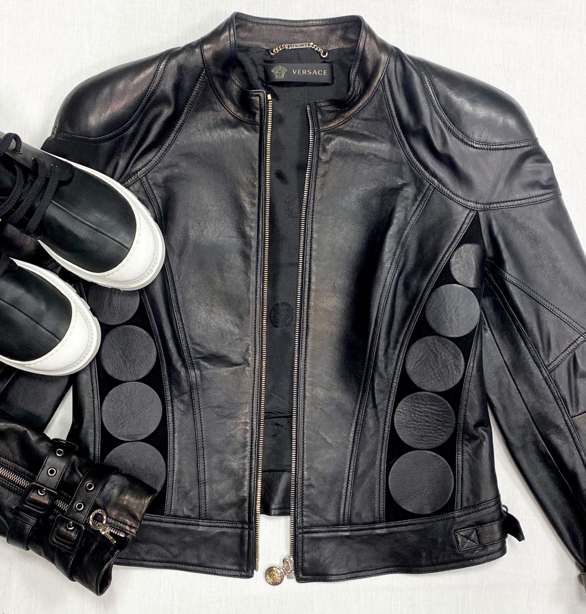 Куртка / кожа/ Versace размер 44 цена 15 655 руб
Ботинки Loewe размер 37 цена 34 441 руб