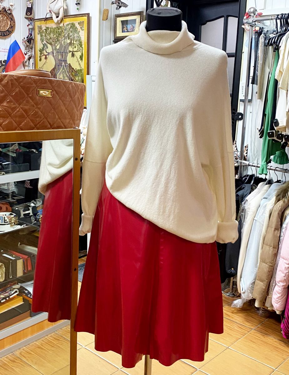 Юбка Prada размер 42 цена 15 655 руб
Свитер Peserico размер 42 цена 15 655 руб