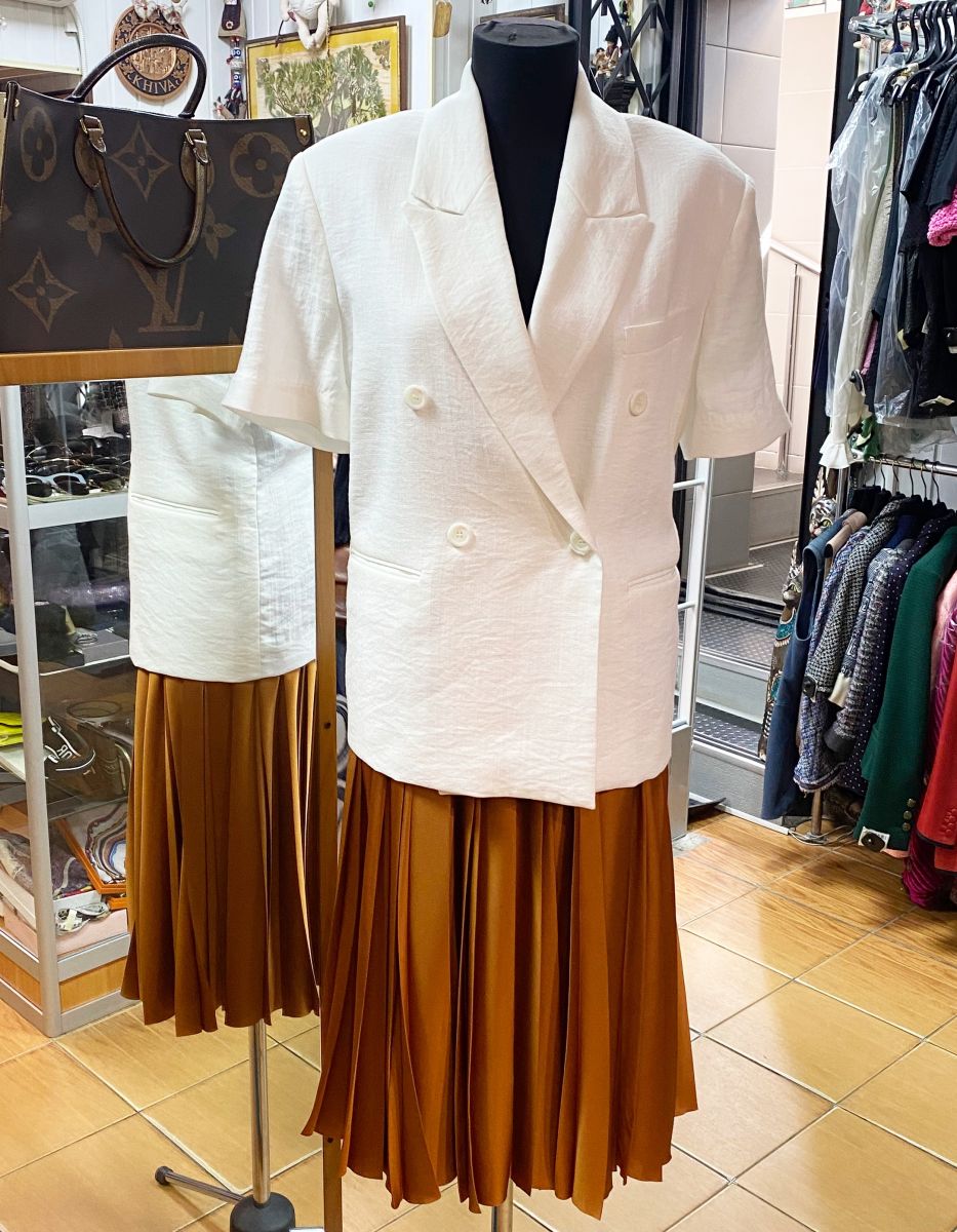 Жакет Tomgirl размер 42 цена 10 959 руб
Юбка MarcCain размер 42 цена 5 479 руб