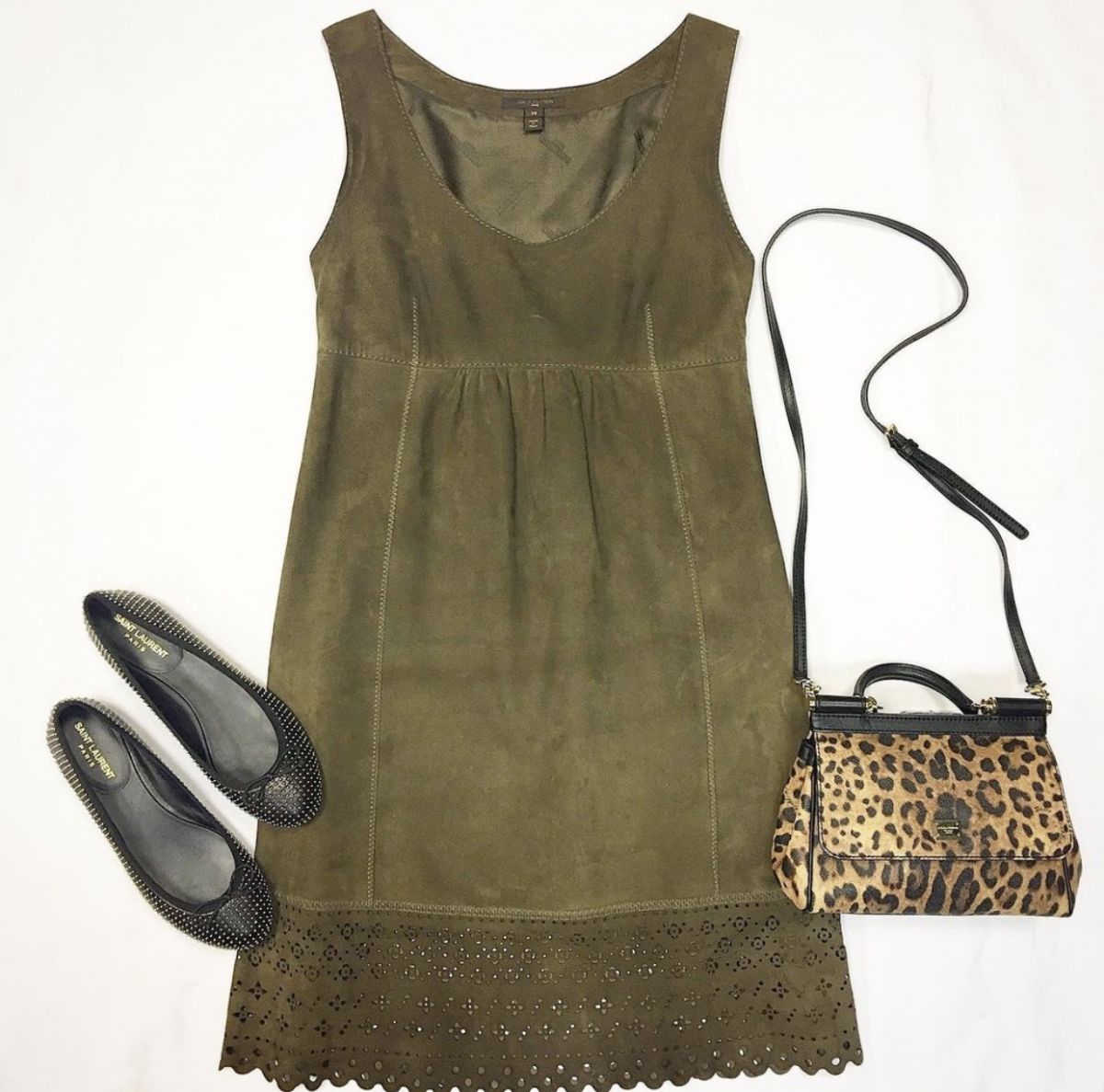 Платье / замша / Louis Vuitton  размер 38 цена 23 078 руб Балетки Saint Laurent  размер 37.5 цена 23 078 руб Сумка Dolce Gabbana 
