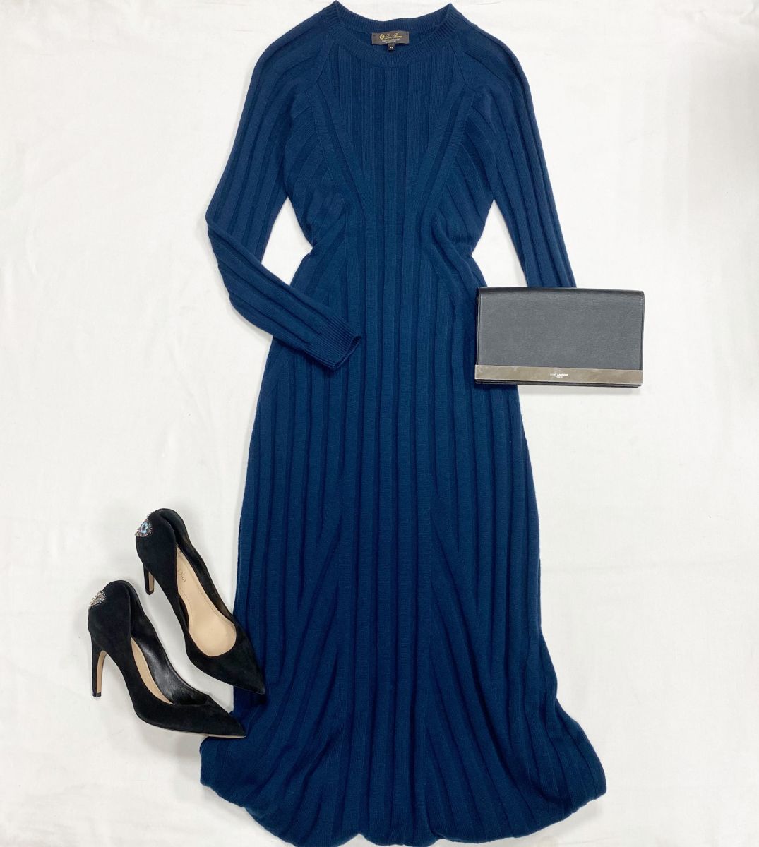 Платье размер 42 цена 46 155 руб
Туфли Christian Dior размер 39 цена 15 385 руб
Клатч Saint Laurent 
