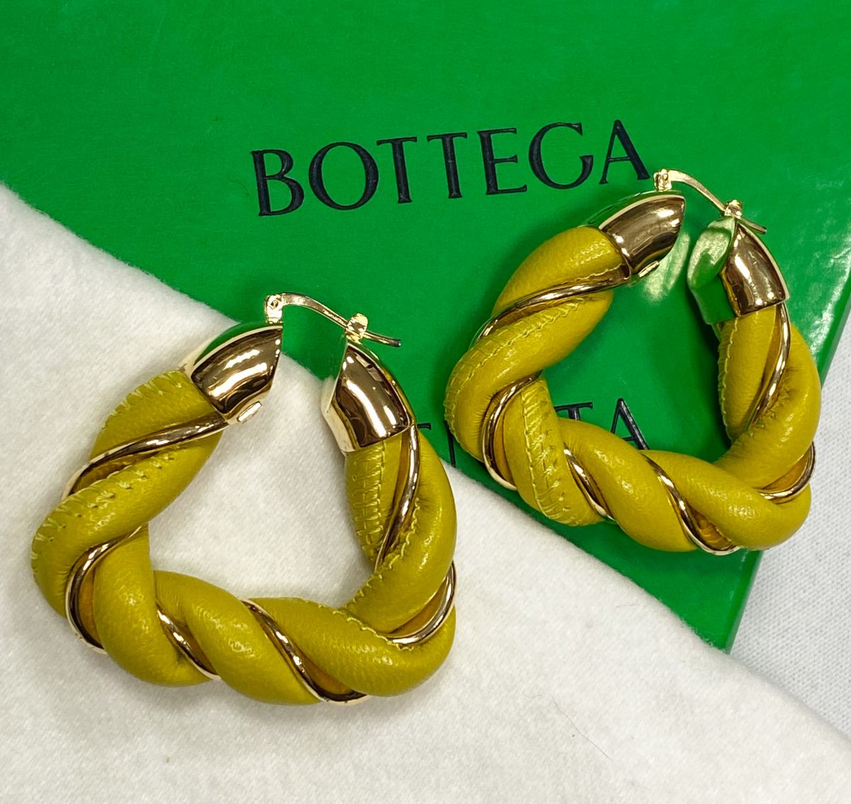Серьги Bottega Veneta цена 31 310 руб
/ в коробке/ 