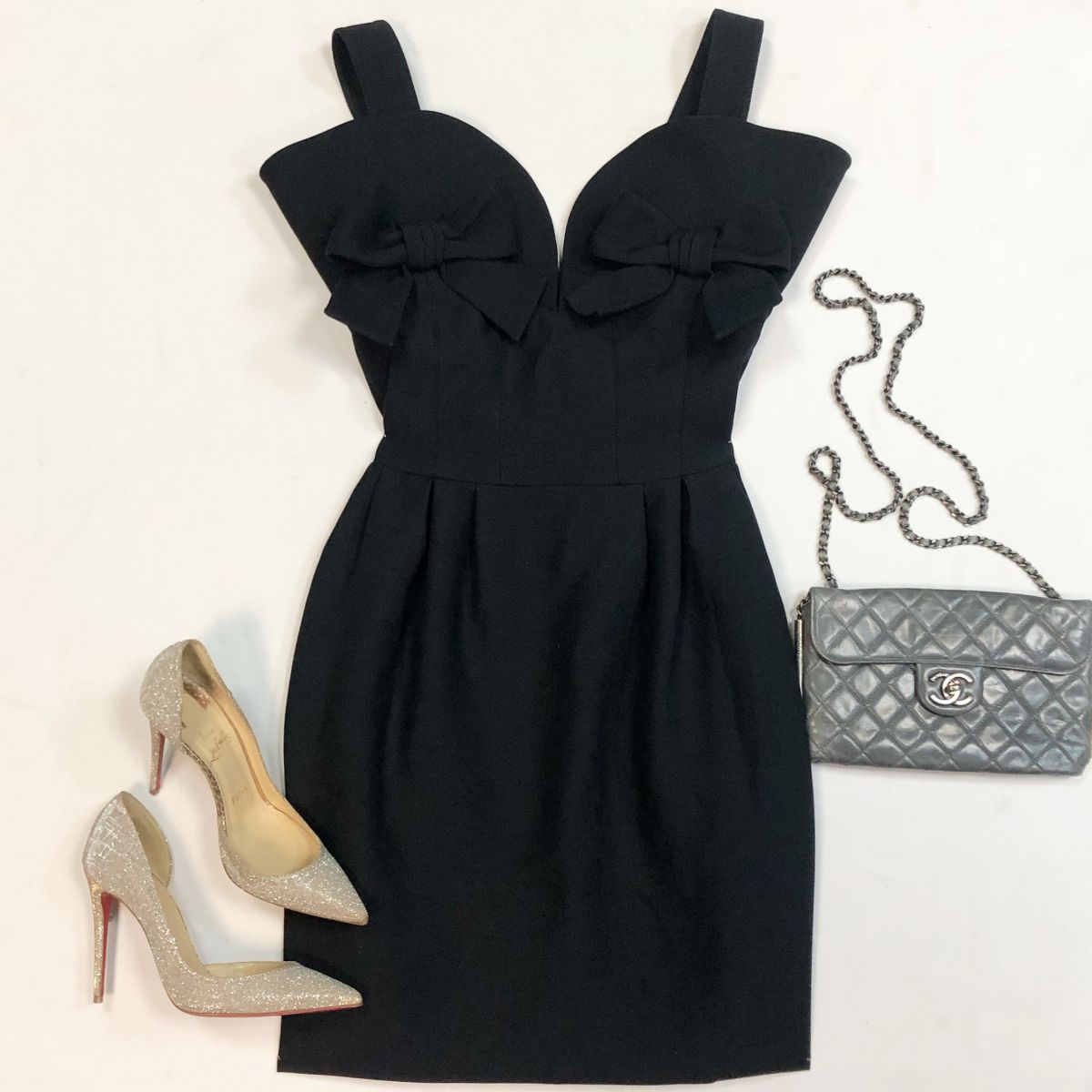 Платье Valentino размер 38 цена 15 385 рубТуфли Louboutin размер 37 цена 23 078 рубСумка Chanel
