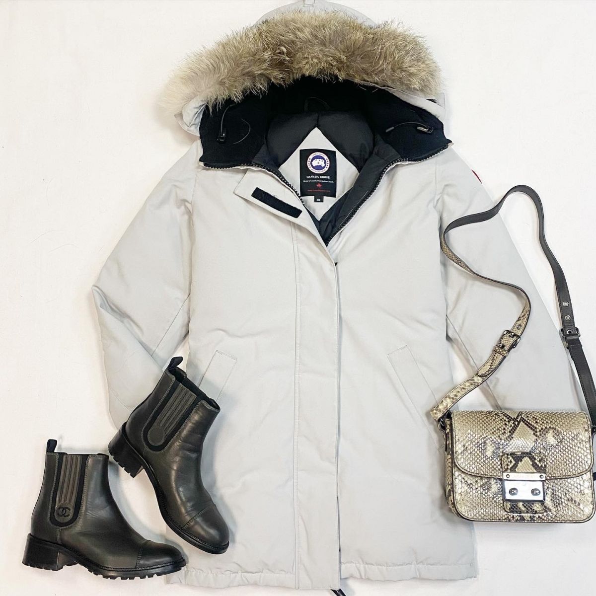 Пуховик Canada Goose размер M цена 24 616 рубБотинки Chanel размер 37.5 цена 23 078 рубСумка Miu Miu