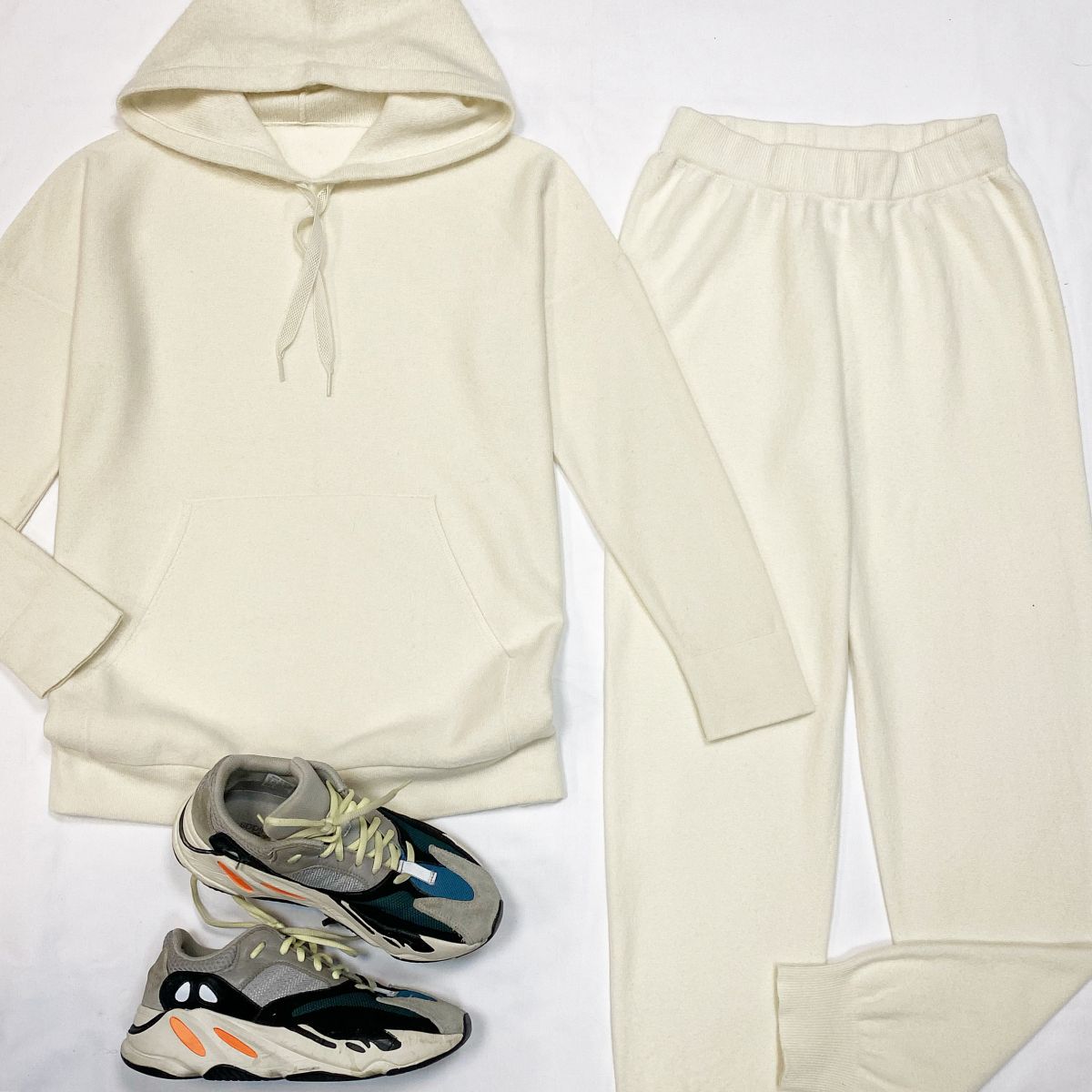 Костюм / толстовка + брюки / размер 42 цена 15 385 рубКроссовки Adidas размер 40 цена 12 308 руб