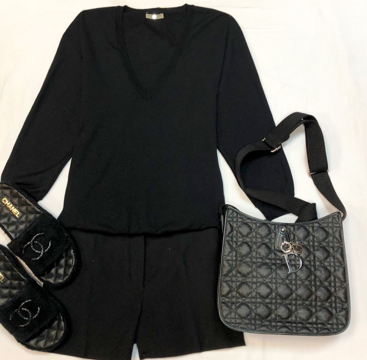 Кофта BOTTEGA VENETA размер 42 цена 15 385 руб 
Шорты Christian Dior размер 38/42 цена 4 616 руб 
Сабо Chanel размер 41 цена руб 
Сумка Christian Dior