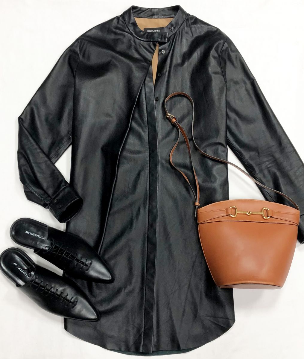 Плащ / кожа/ Lit Kovskaya размер 38 цена 26 614 руб
Мюли Ann Demeulemeester размер 41 цена 46 965 руб
Сумка Celine