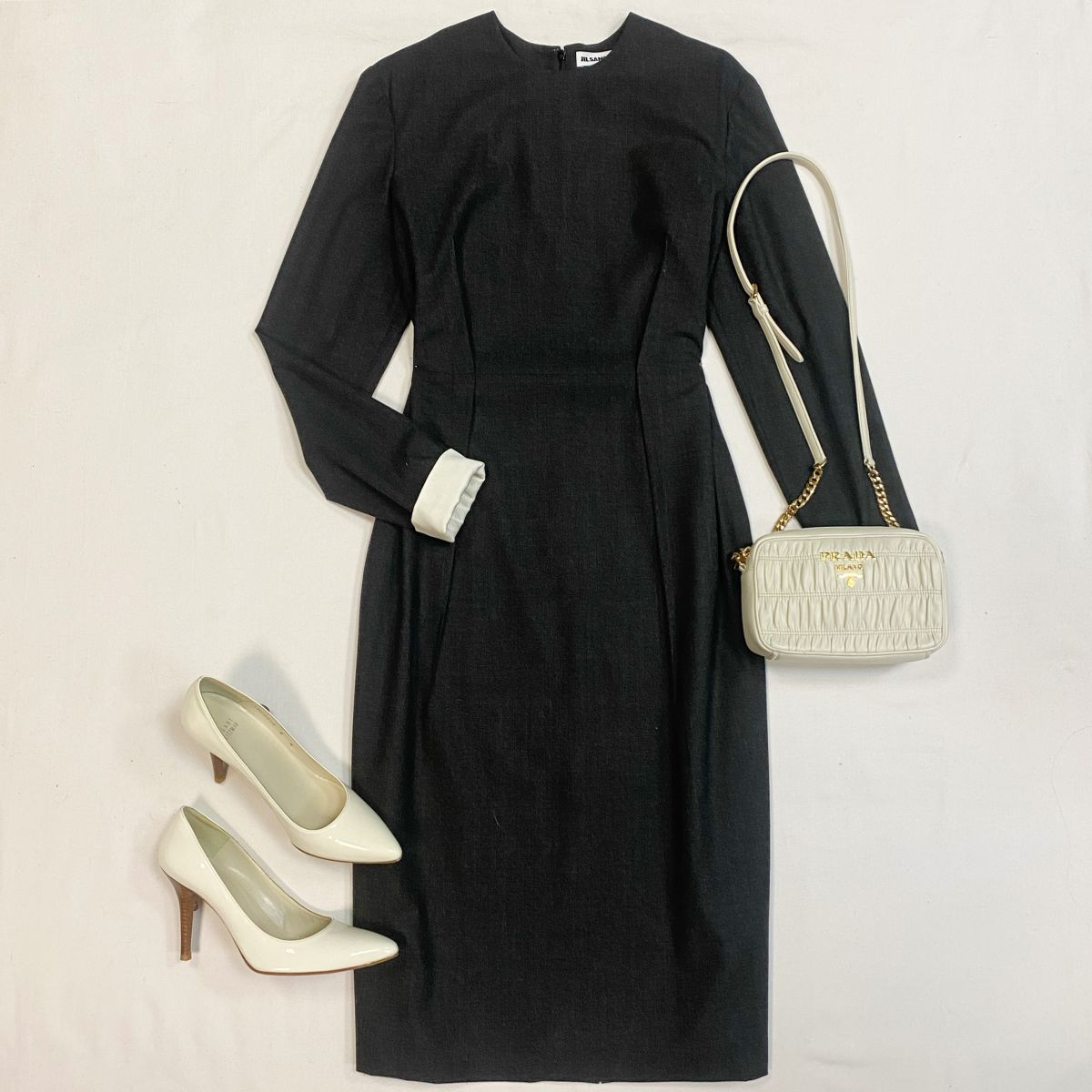 Платье Jil Sander размер 38 цена 18 462 рубТуфли Stuart Weitzman размер 38 цена 10 770 рубСумка Prada