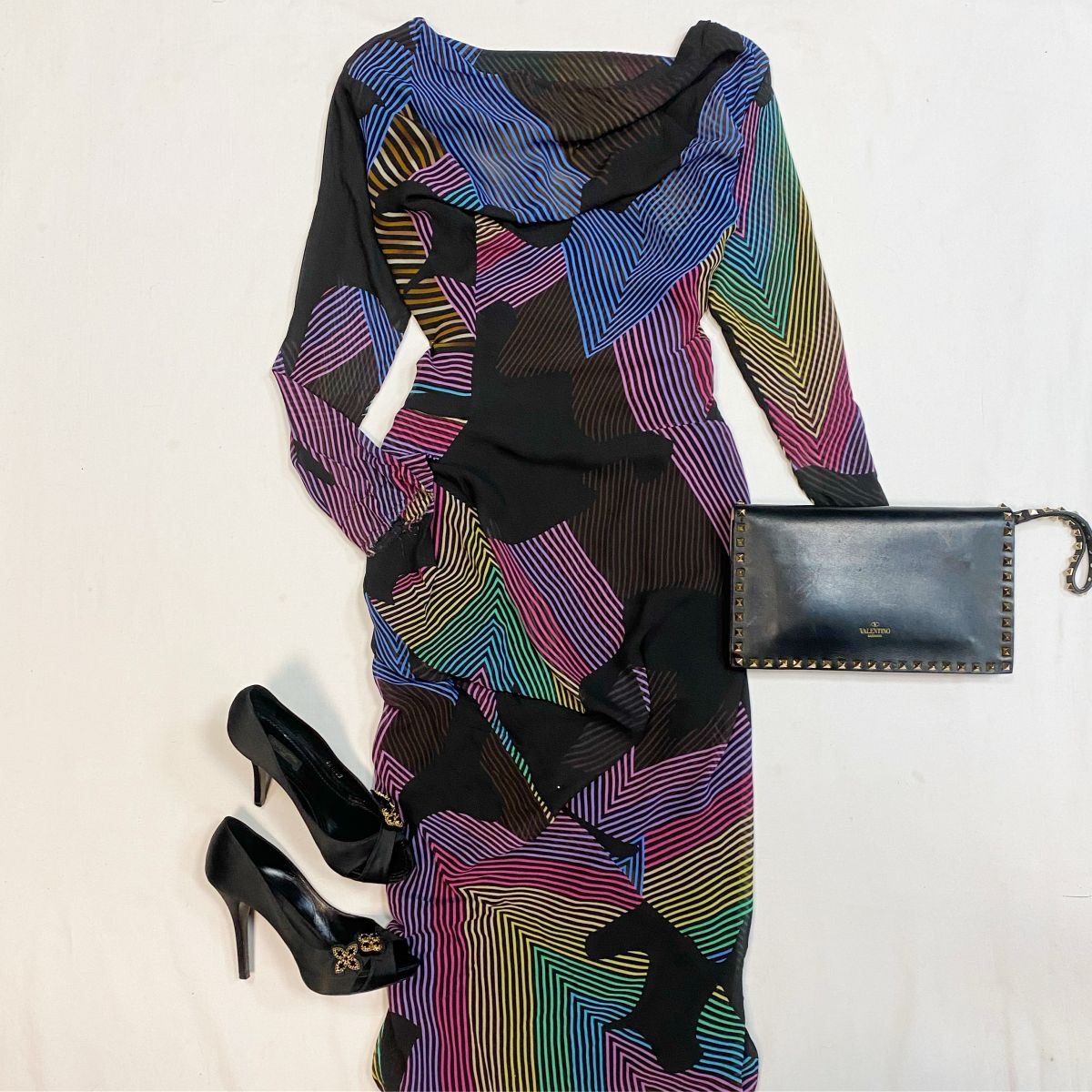 Платье Vivien Westwood размер 42 цена 12 308 рубТуфли Louis Vuitton размер 37 цена 10 770 рубКлатч Valentino