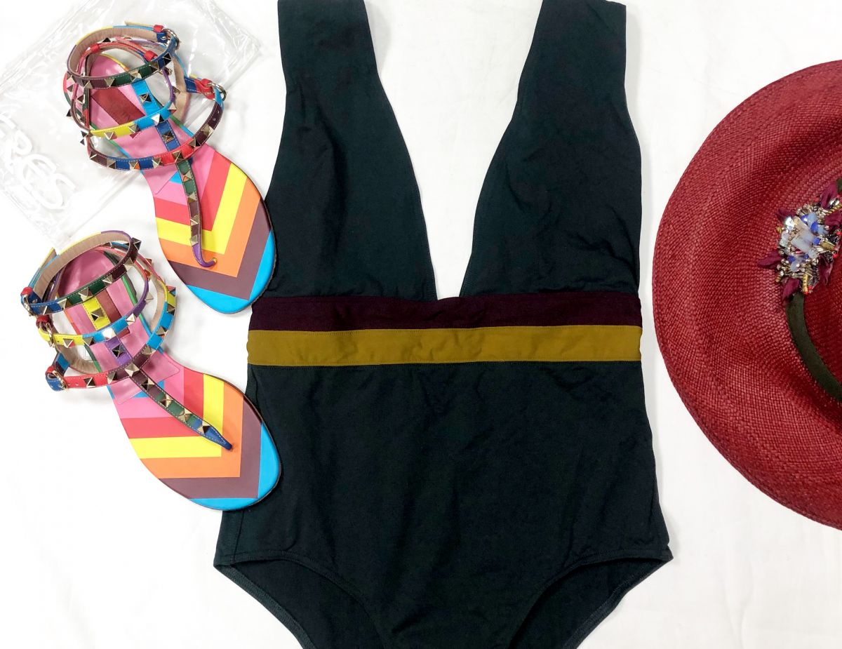 Купальник ERES размер S цена 23 484 руб 
Сабо Valentino размер 37 цена 15 655 руб