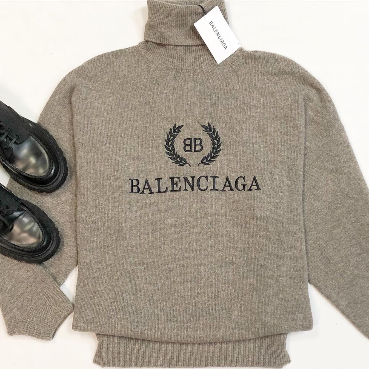 Свитер Balenciaga размер M цена 27 693 руб/с биркой/ Ботинки Dior размер 39 цена 38 463 руб