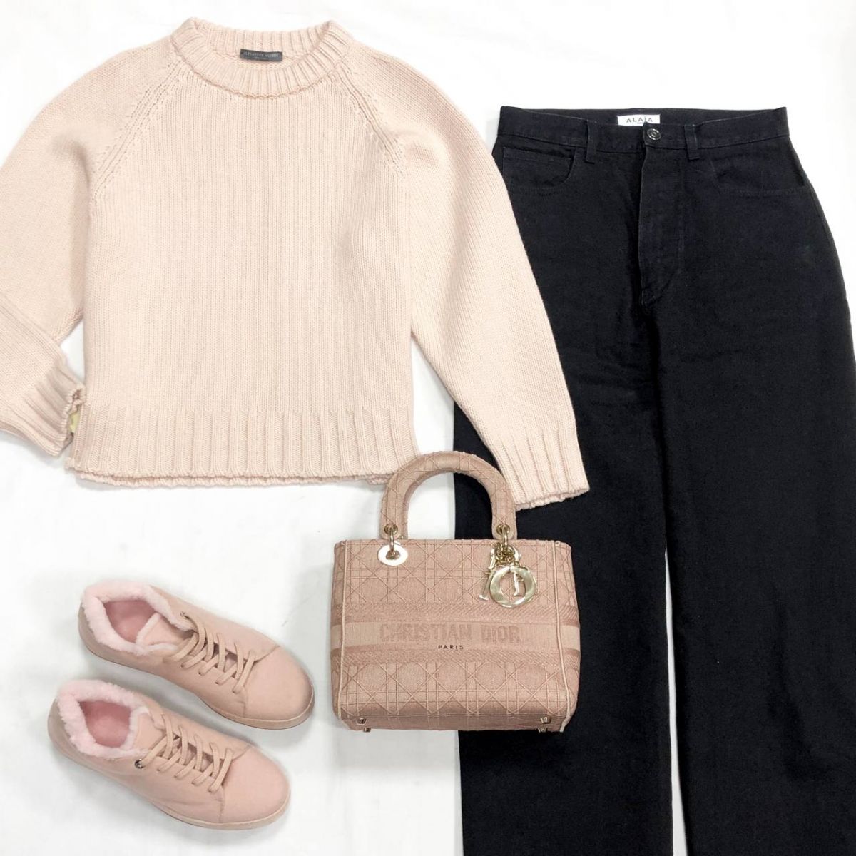 Джинсы Alaïa размер 40 цена 31 310 руб
Кофта Alexander McQueen размер M цена 15 655 руб
Кеды LORO PIANA размер 40 цена 62 620 руб
Сумка Christian Dior