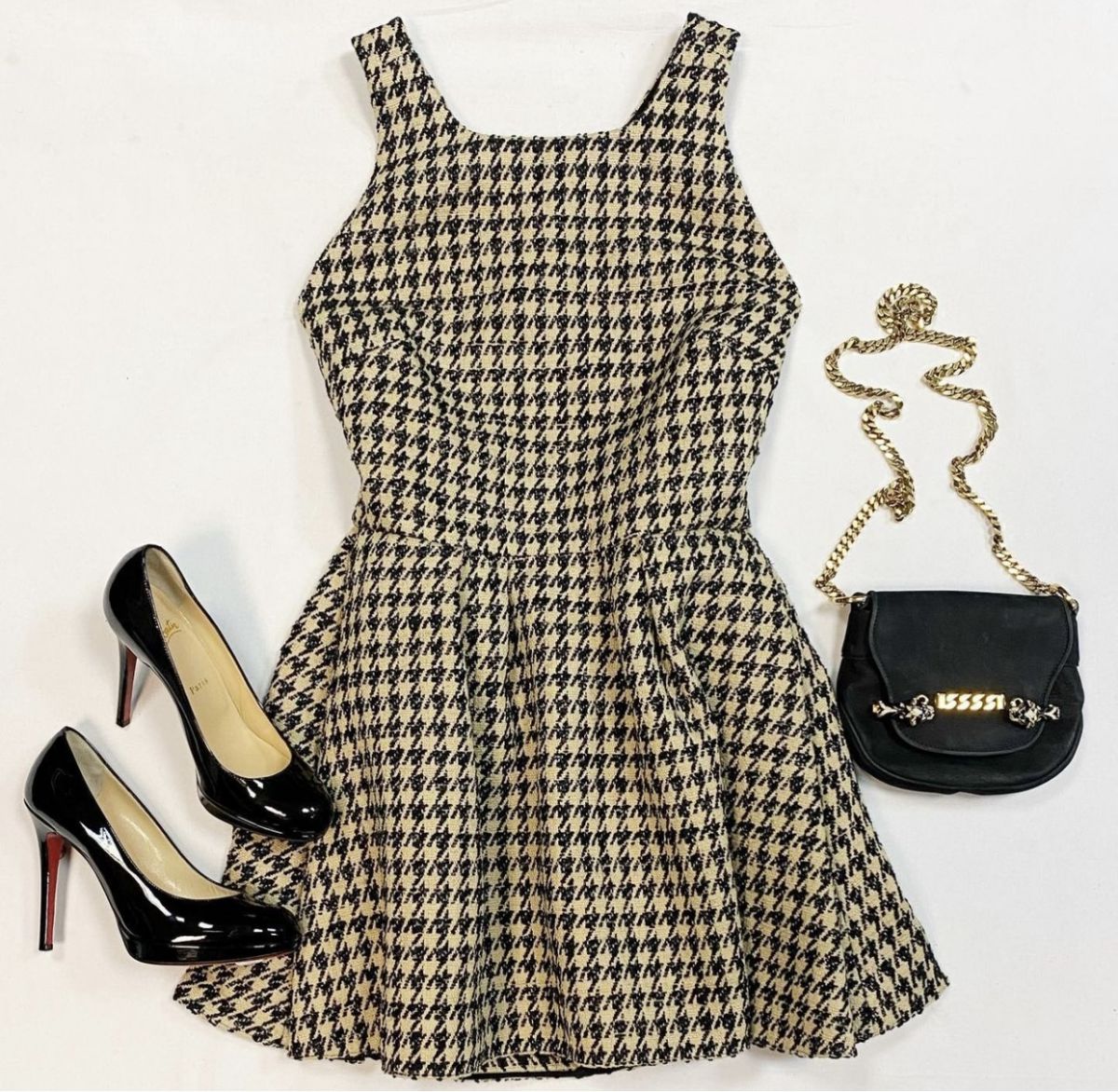 Сарафан Dior размер 40 цена 30 770 рубТуфли Louboutin размер 37 цена 15 385 рубСумка Gucci