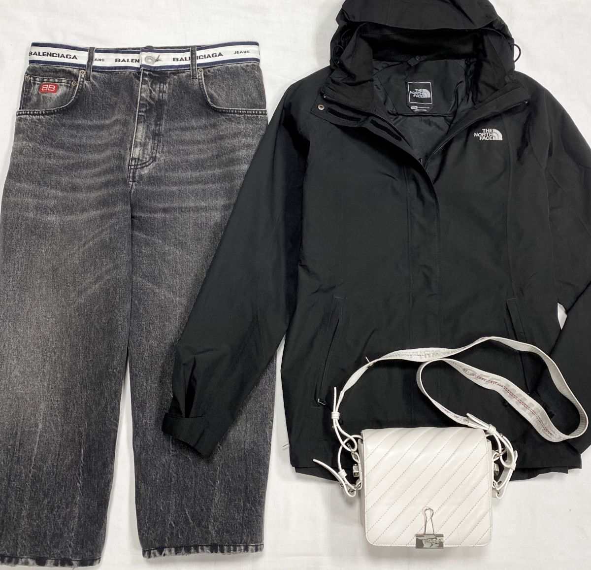 Куртка The North Face размер M цена 7 828 руб 
Джинсы Balenciaga размер S цена 23 483 руб 
Сумка Off White