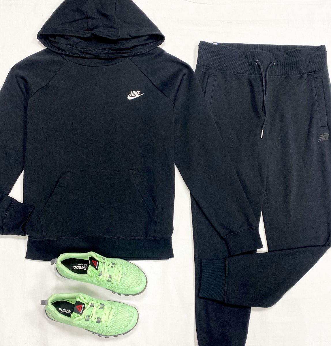 Толстовка Nike размер L цена 3 131 руб
Брюки New Balance размер M цена 4 697 руб
Кроссовки размер 37.5 цена 4 697 руб