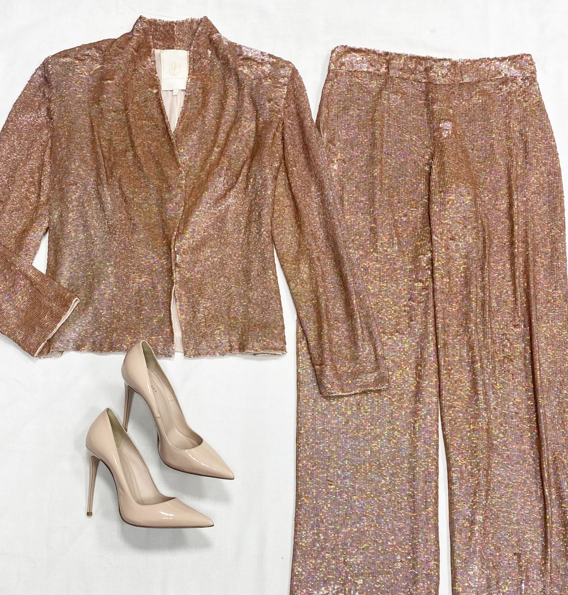 Костюм /пайетки/ размер 42 цена 18 786 руб
Туфли Lesilla размер 37.5 цена 23 483 руб