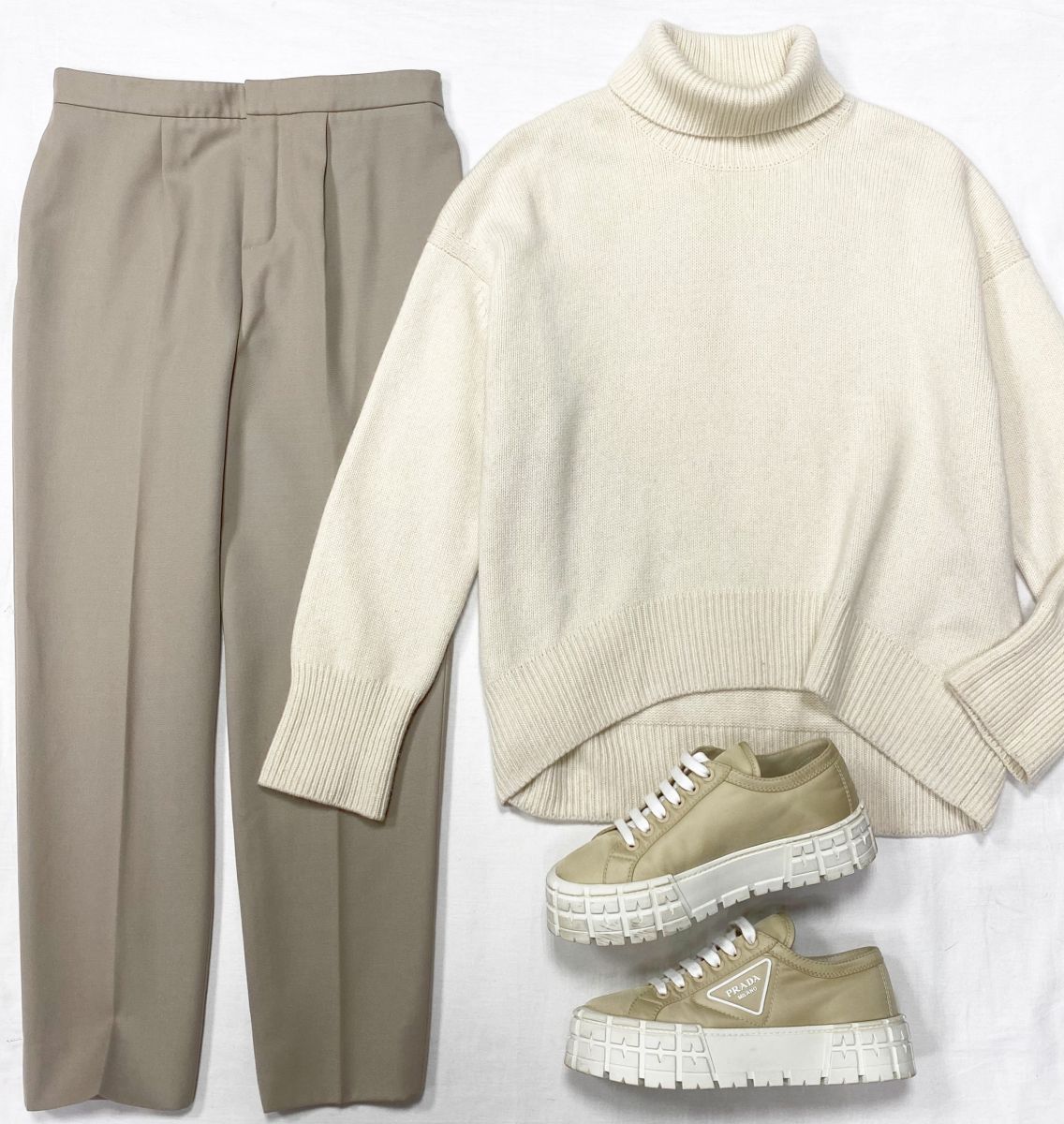 Свитер / кашемир / 12Storeez размер S цена 12 524 руб 
Брюки Chloè размер 36 цена 9 393 руб 
Кроссовки Prada размер 39 цена 39 138 руб