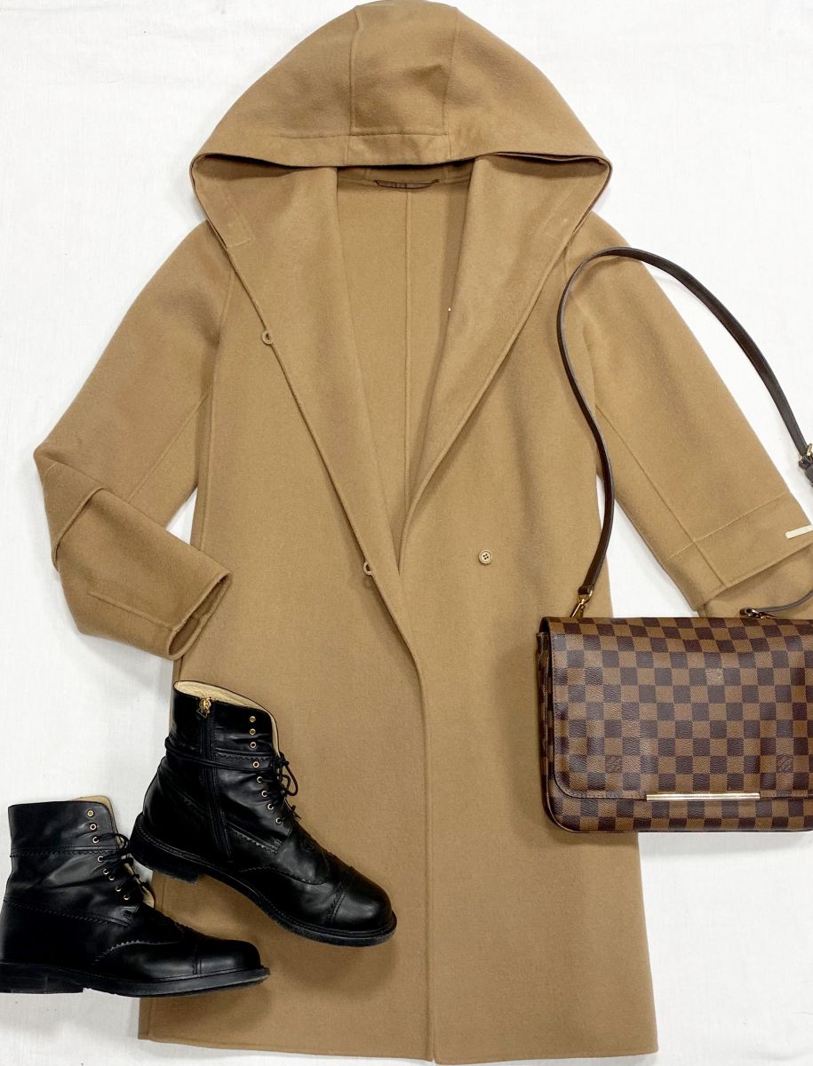 Пальто S Max Mara размер 42 цена 18 786 руб
Ботинки Chanel размер 39 цена 23 483 руб
Сумка Louis Vuitton 
