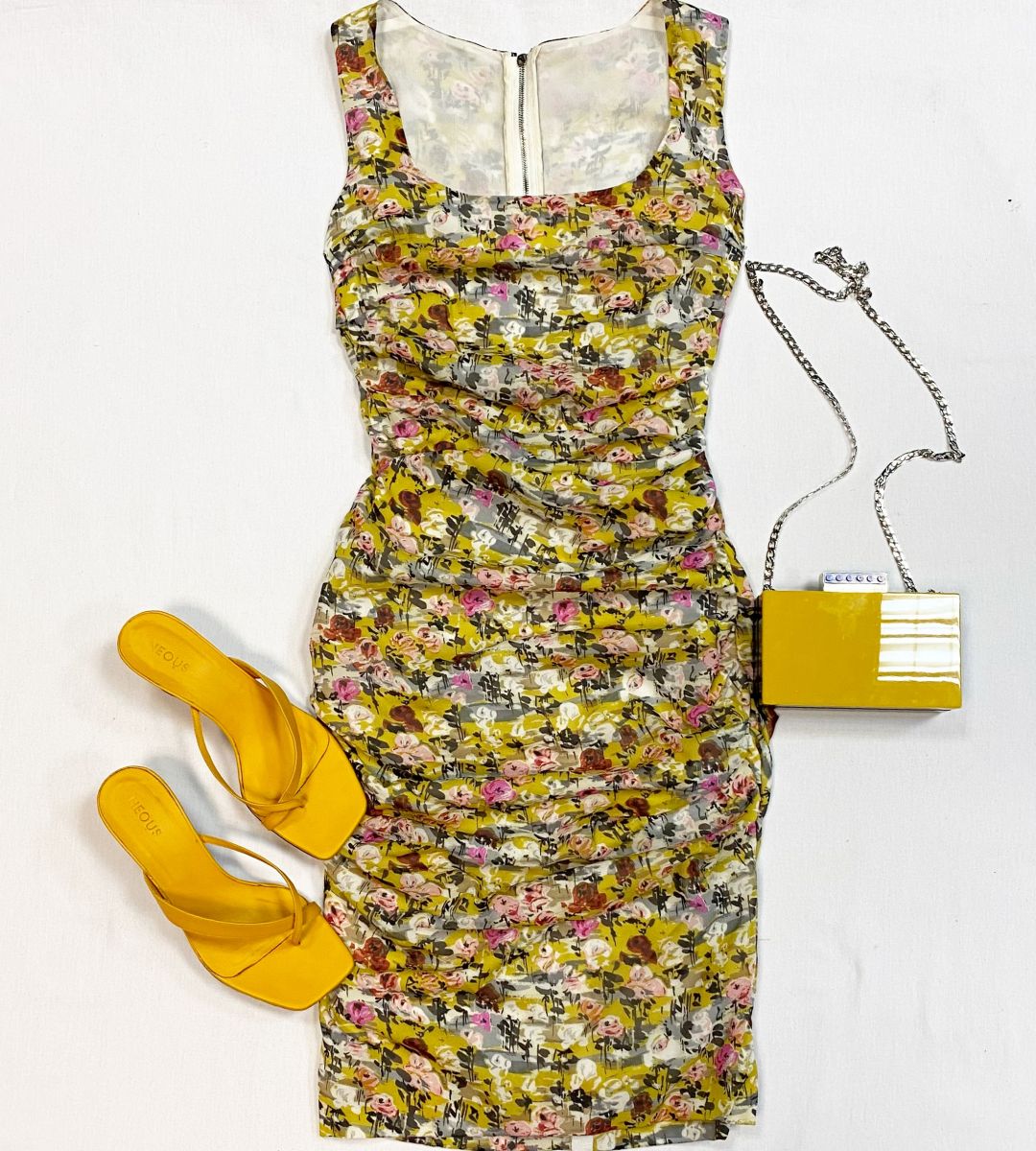 Платье Dolce Gabbana размер 40 цена 23 078 руб
Сабо Neous размер 37 цена 7 693 руб
Сумка Les Petits Joueurs 