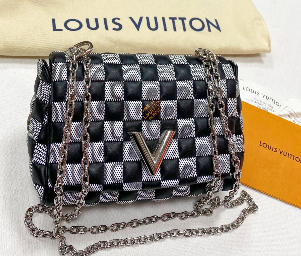 Сумочка Louis Vuitton размер 18/12 цена 109 585 руб / документы /