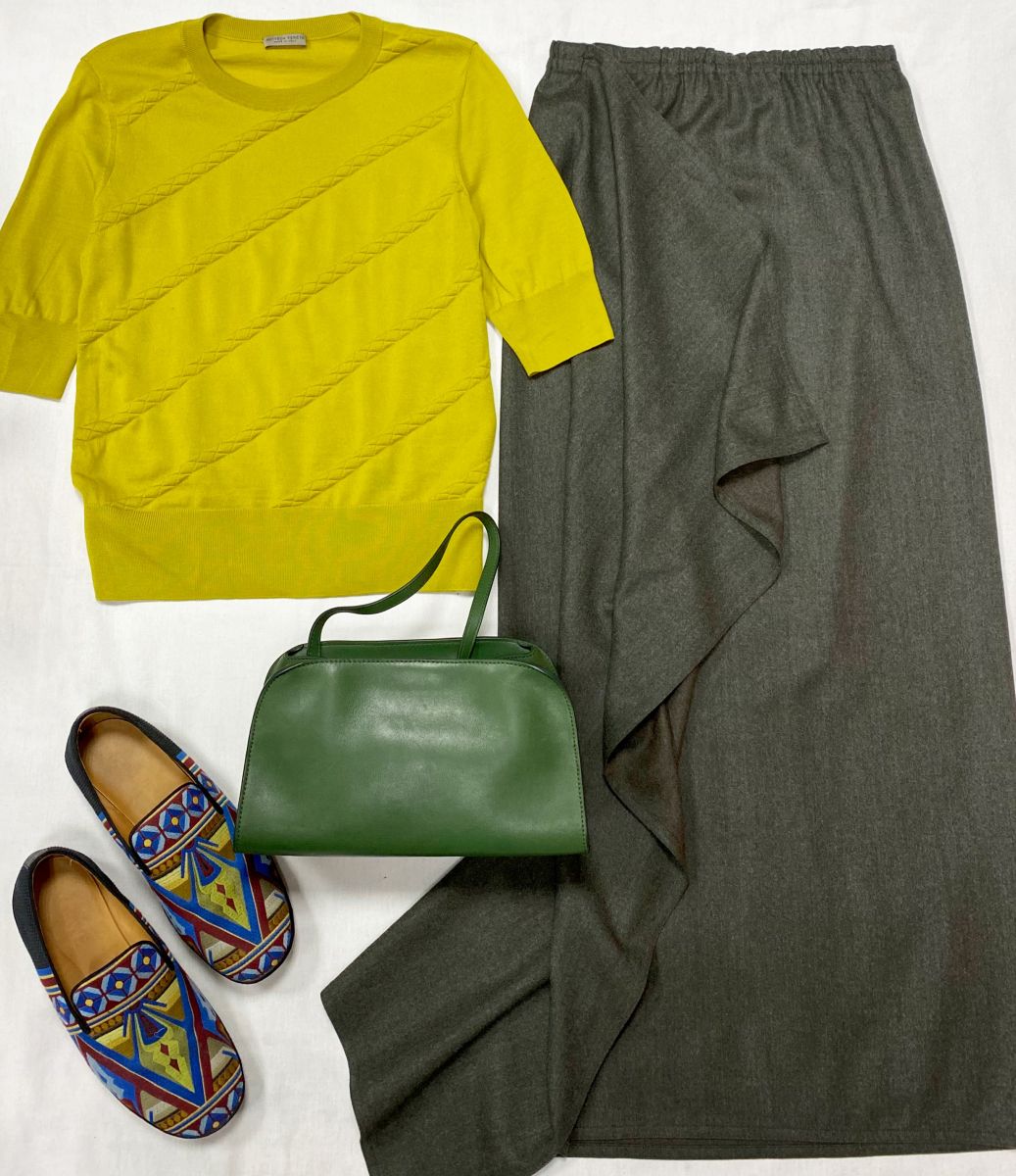 Кофта Bottega Veneta размер 38 цена 10 959 руб 
Юбка Dusan размер S цена 31 310 руб 
Лоферы Loewe размер 39 цена 39 138 руб 
Сумка The Row