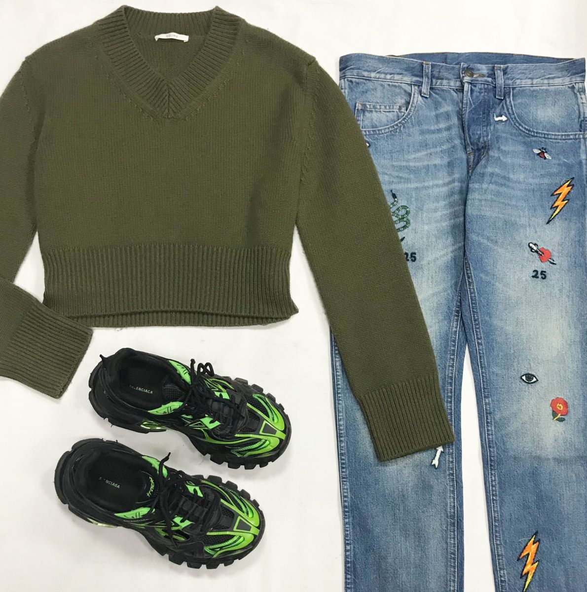 Кофта Celine размер M цена 31 310 руб
Джинсы Gucci размер 30 цена 3 131 руб
Кроссовки Balenciaga размер 40 цена 23 483 руб