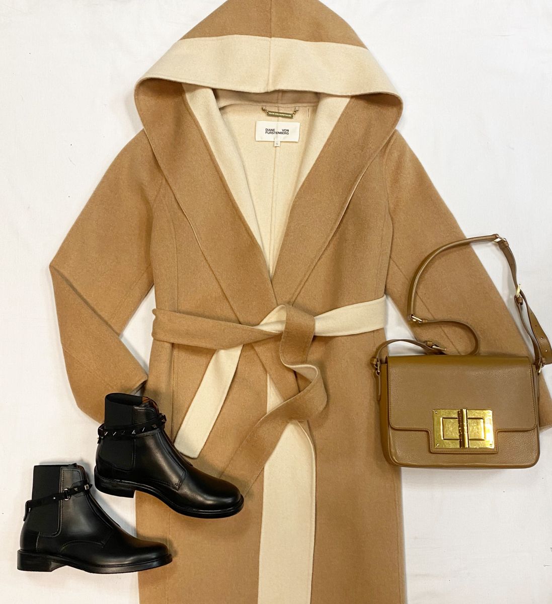Пальто Diane Von Furstenberg размер L цена 38 463 руб
Ботинки Valentino размер 38 цена 43 078 руб
Сумка Tom Ford 