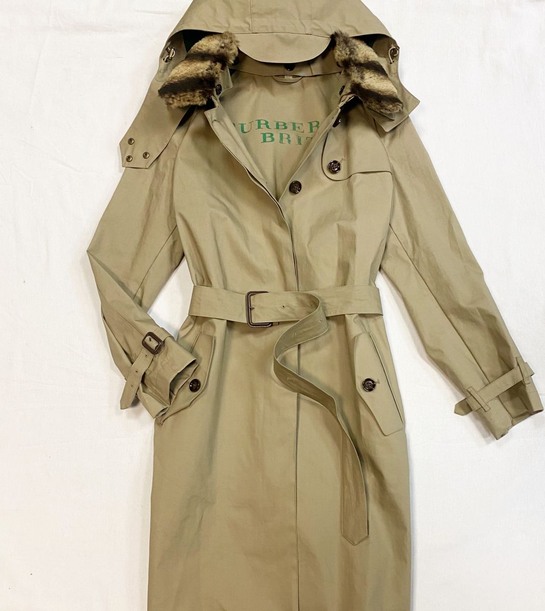 Плащ Burberry размер 46 цена 92 310 рубБотильоны Bottega Veneta размер 37 цена 30 770 рубСумка YSL