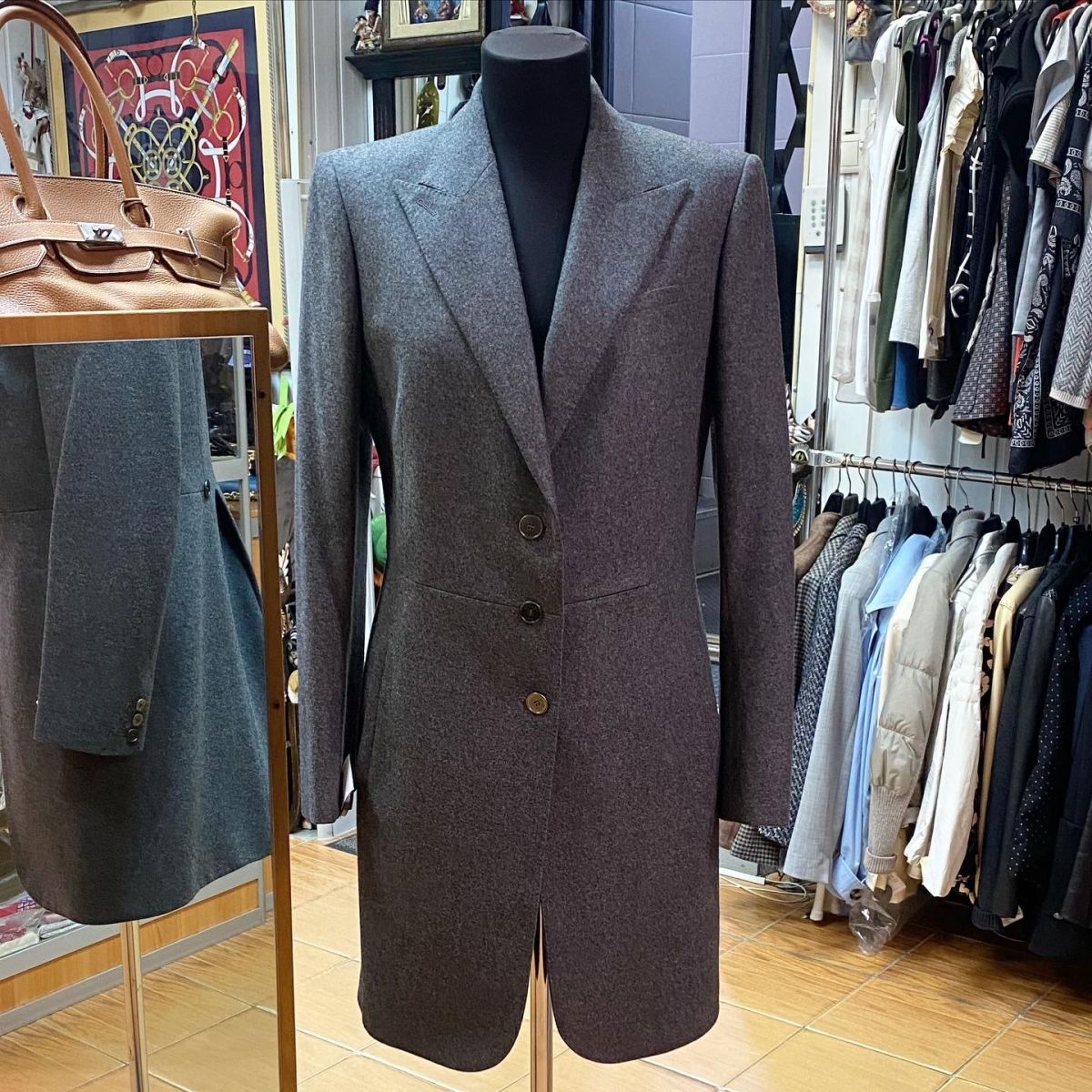 Пальто Hermes размер 44 цена 61 540 рубЛоферы Chanel размер 36 цена 53 848 рубСумка Givenchy