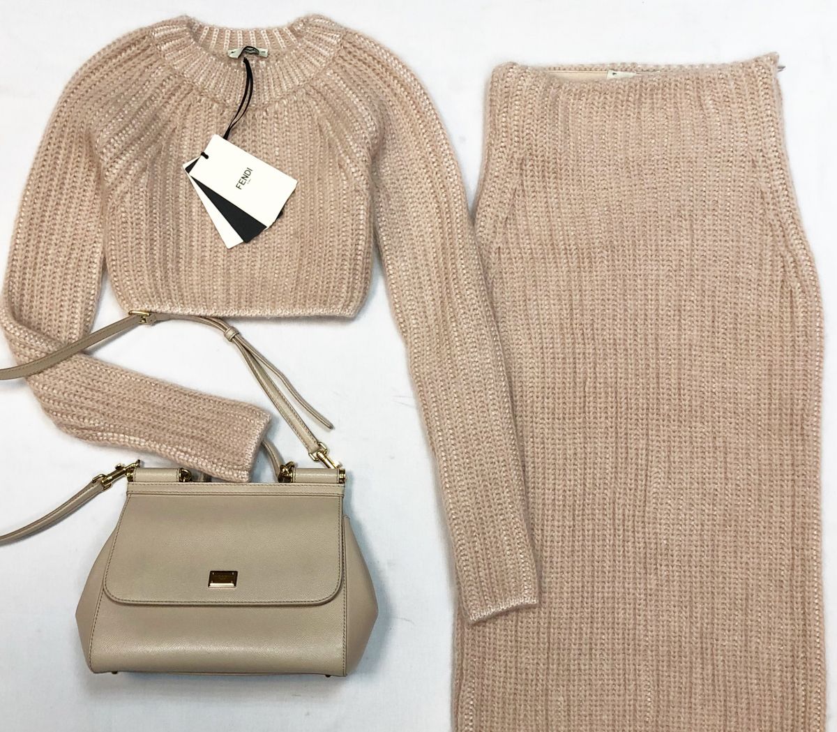 Костюм Fendi размер 38 цена 61 540 руб/с биркой/ 
Сумка Dolce Gabbana