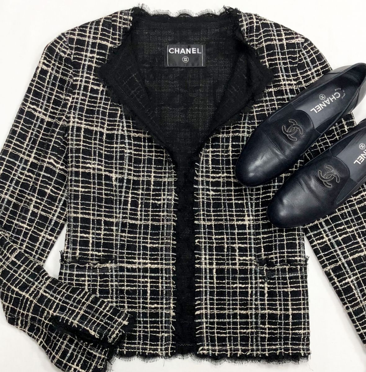 Жакет / твид/ Chanel размер 40 цена 54 792 руб
Лоферы Chanel размер 39.5 цена 62 620 руб