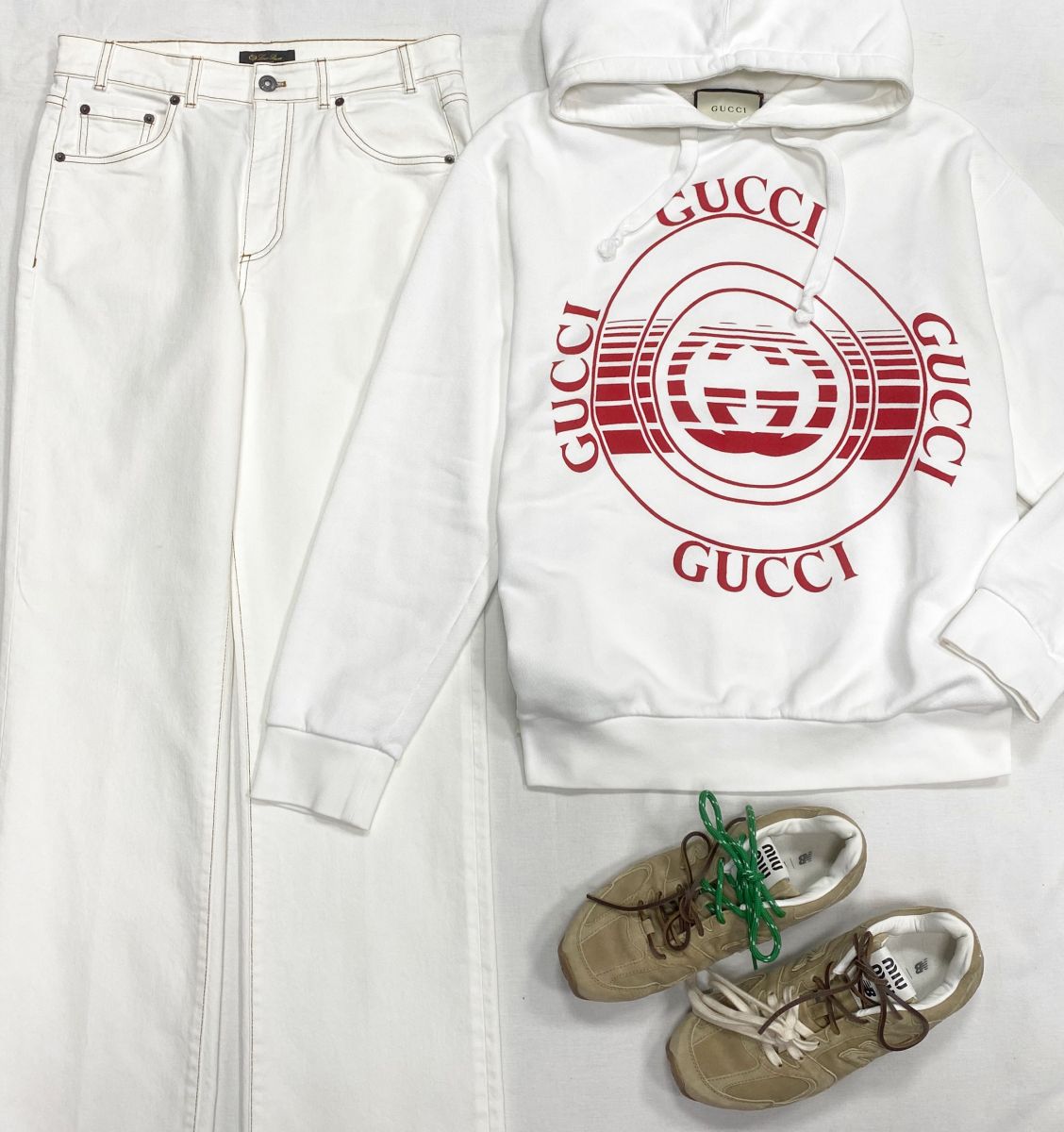 Толстовка Gucci размер M цена 23 483 руб 
Джинсы Loro Piana размер 44 цена 15 655 руб 
Кеды Miu Miu New Balance размер 38.5 цена 62 620 руб