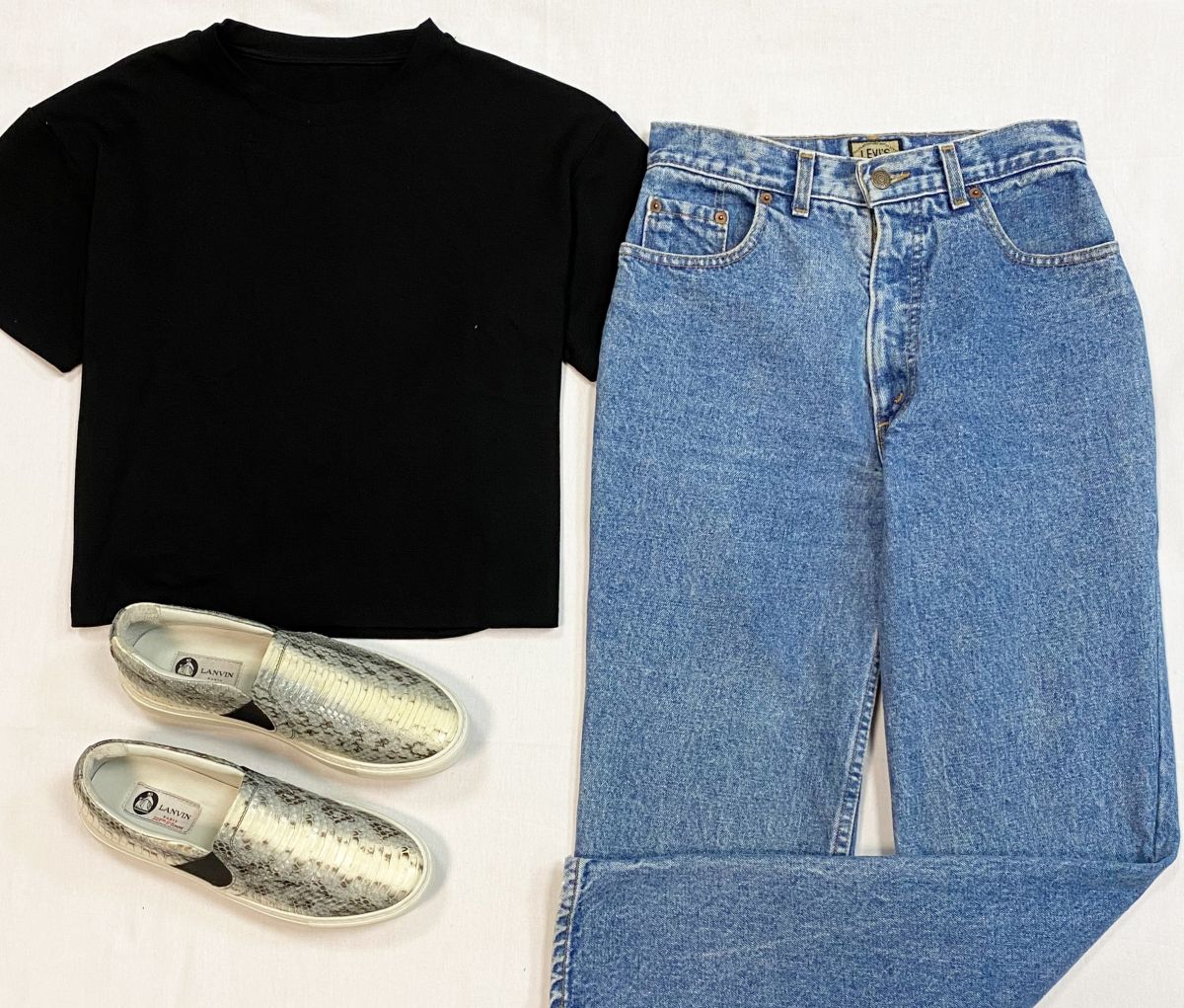 Джинсы Levi’s размер 38 цена 4 616 руб
Футболка размер 42 цена 2 308 руб
Лоферы Lanvin размер 39 цена 13 847 руб 