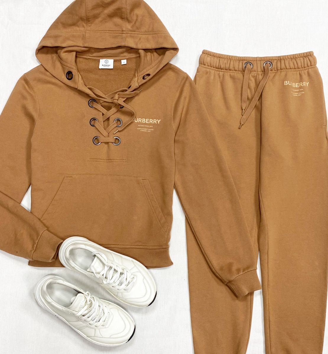 Костюм Burberry размер XS цена 23 483 руб
Кроссовки Bottega Veneta размер 39.5 цена 18 786 руб