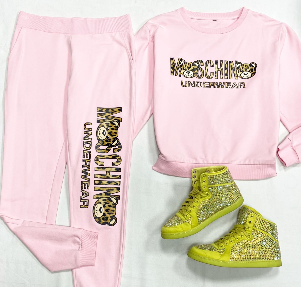 Костюм Moschino размер 38 цена 15 655 руб
Кеды Gucci размер 38 цена 23 483 руб