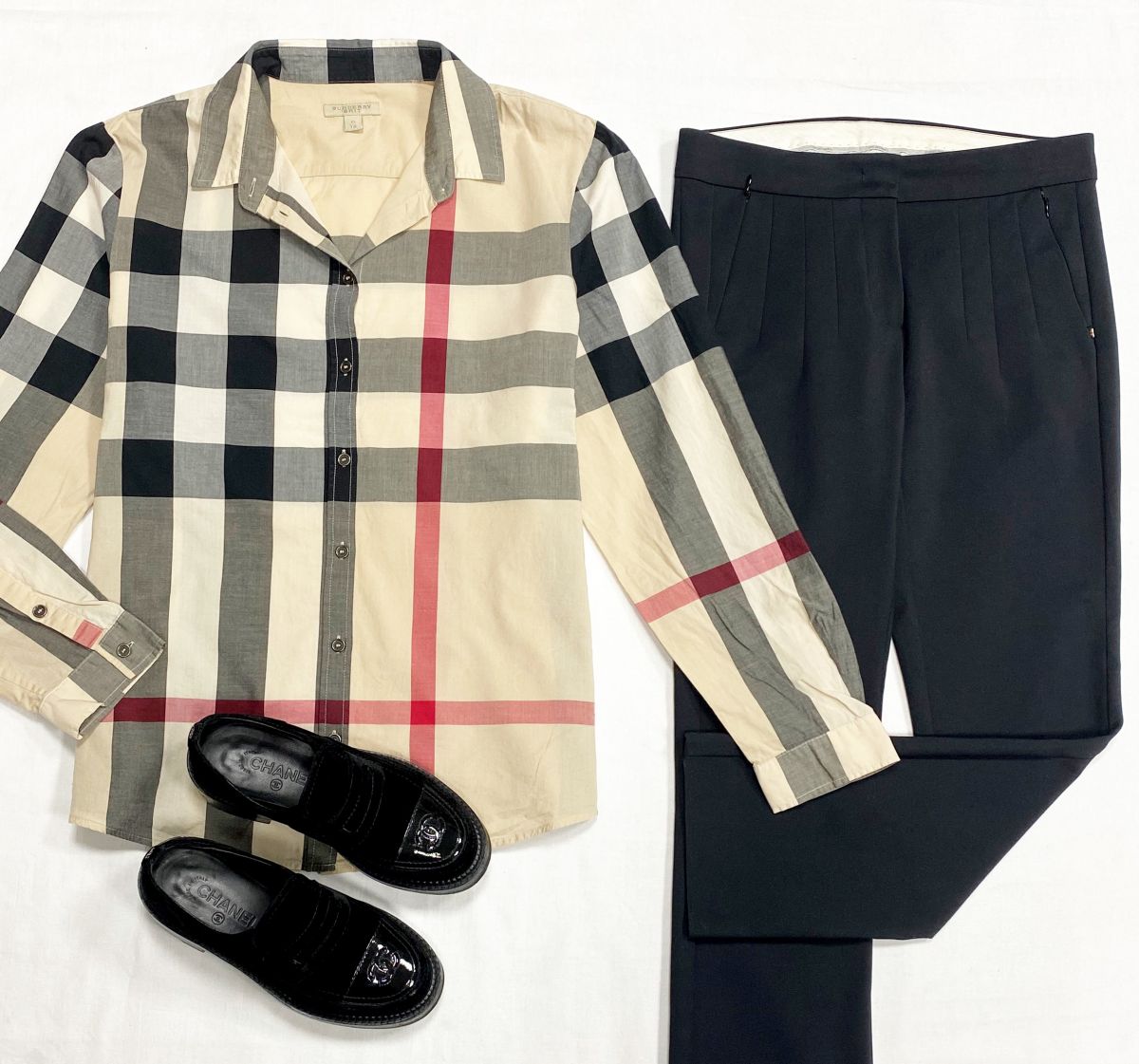 Рубашка Burberry размер XL цена 4 697 руб
Брюки Sport Max размер 38 цена 6 262 руб
Лоферы Chanel размер 37 цена 34 441 руб
