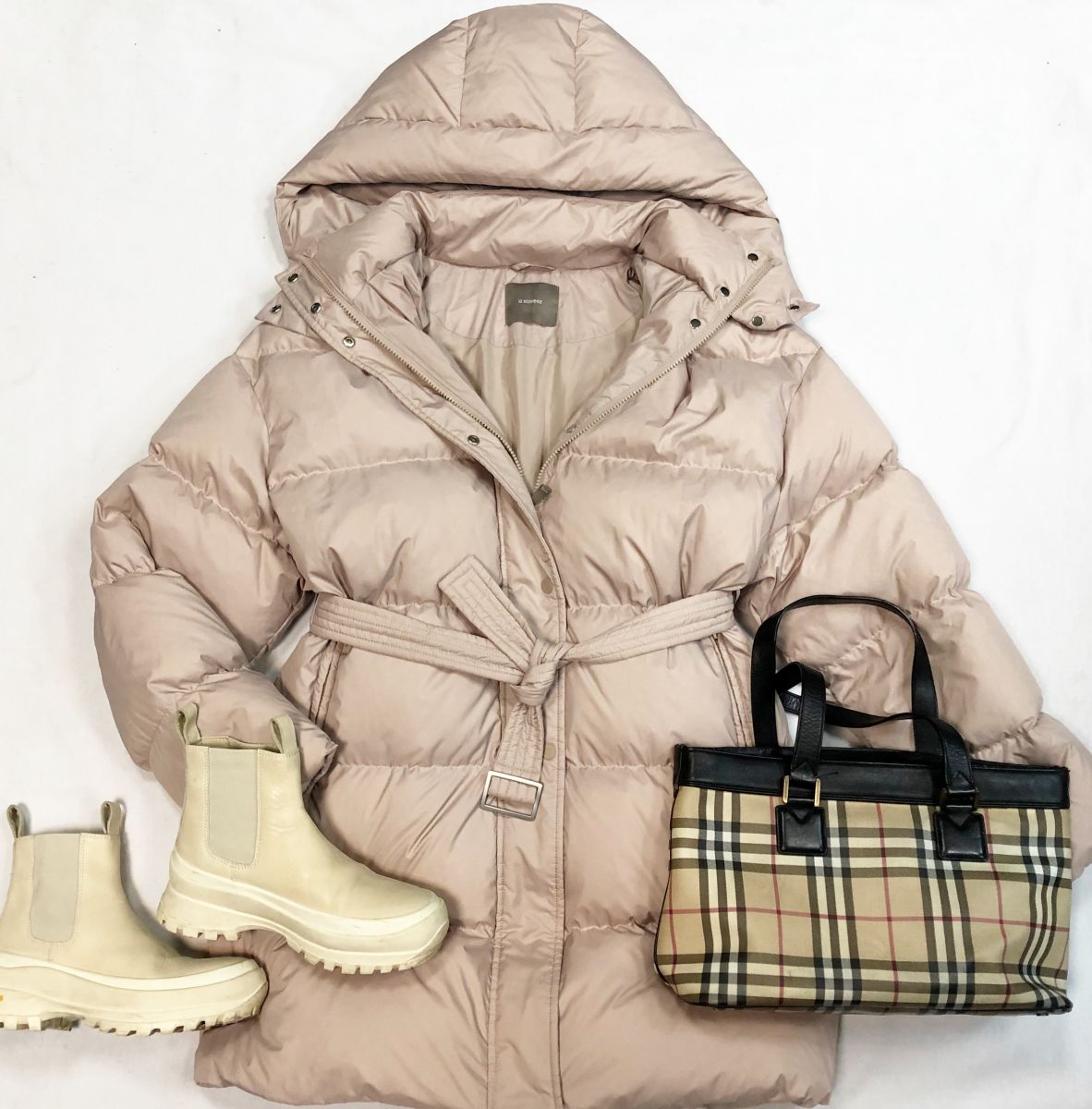 Пуховик 12 Storeez размер L цена 15 385 рубБотинки Jil Sander размер 38 цена 30 770 рубСумка Burberry