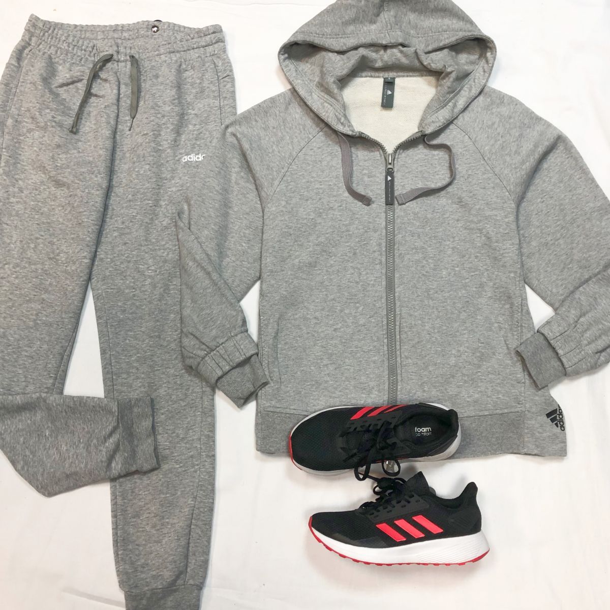 Костюм Stella McCartney размер S цена 9 231 руб 
Кеды Adidas comfort размер 37.5 цена 7 693 руб