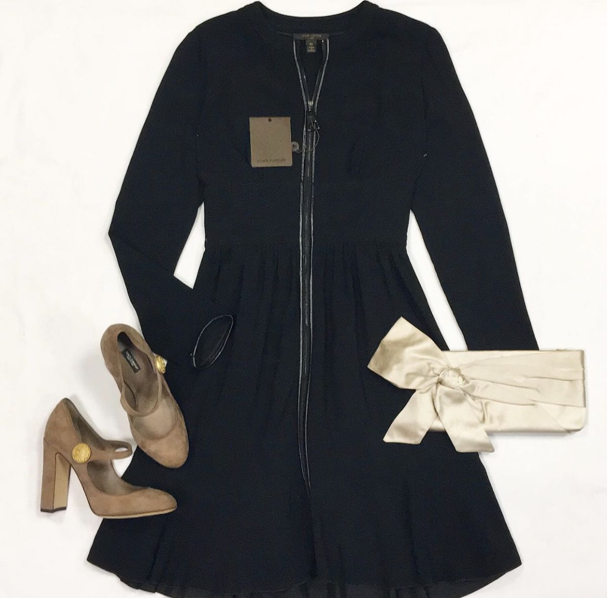 Платье LOUISVUITTON размер 40 цена 23 077 руб/ с биркой/ Туфли DOLCEGABBANA  размер 39 цена 9 231 рубКлатч VALENTINO 