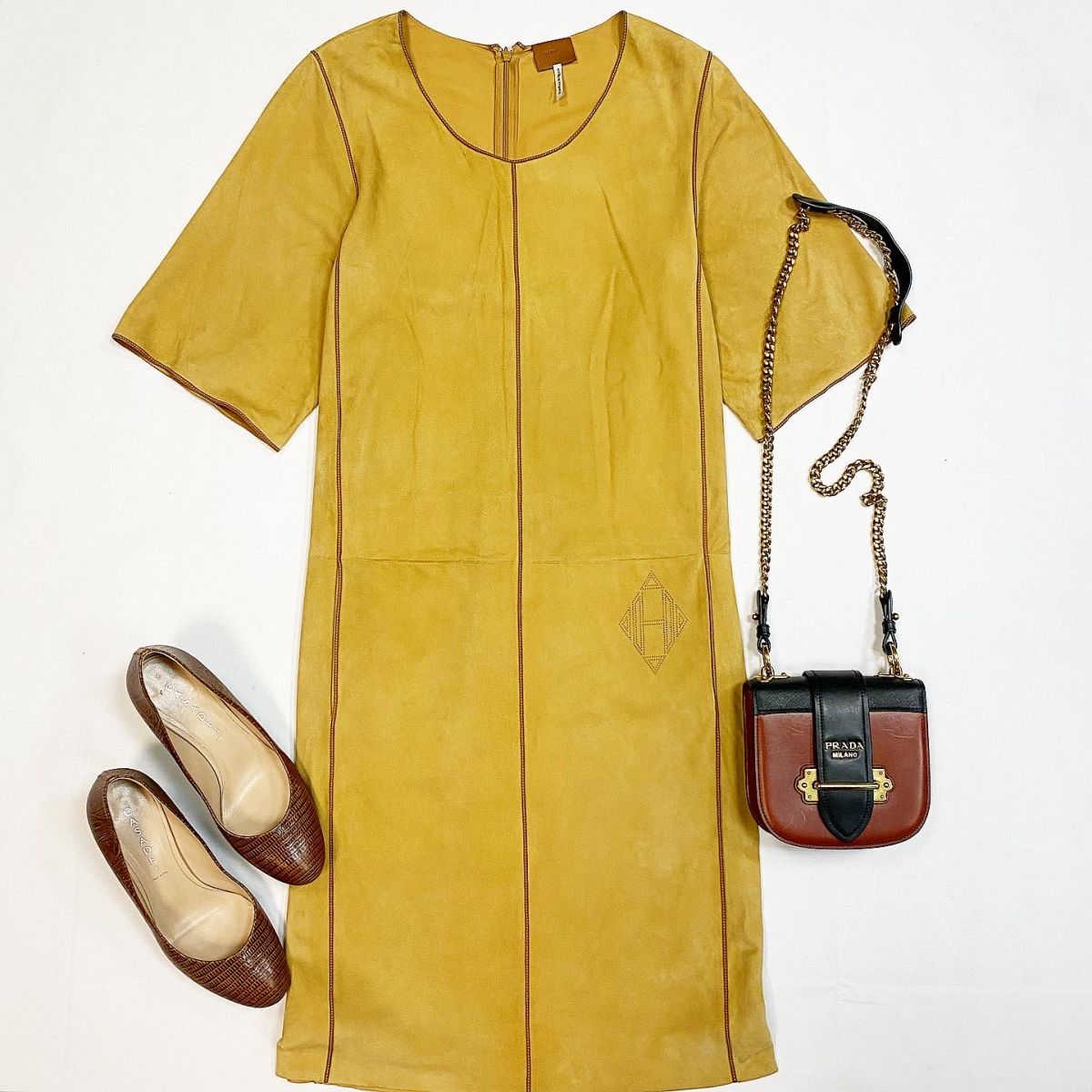 Платье / замша / Hermès размер 38 цена 46 155 руб Туфли Casadei размер 38.5 цена 9 231 руб Сумка Prada