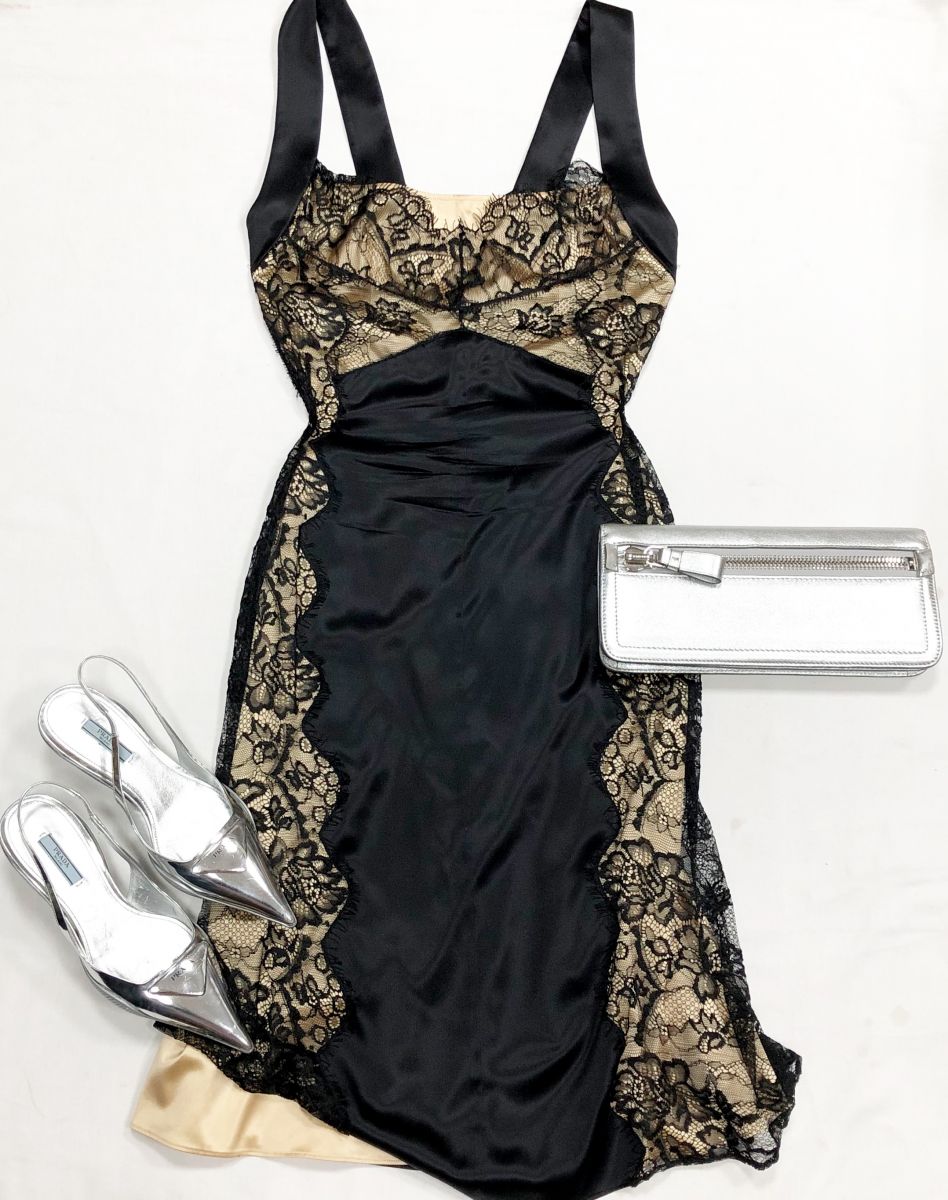 Платье/ажур/ Dolce Gabbana размер 46 цена 23 483 руб
Босоножки Prada размер 37.5 цена 39 138 руб
Клатч Tom Ford