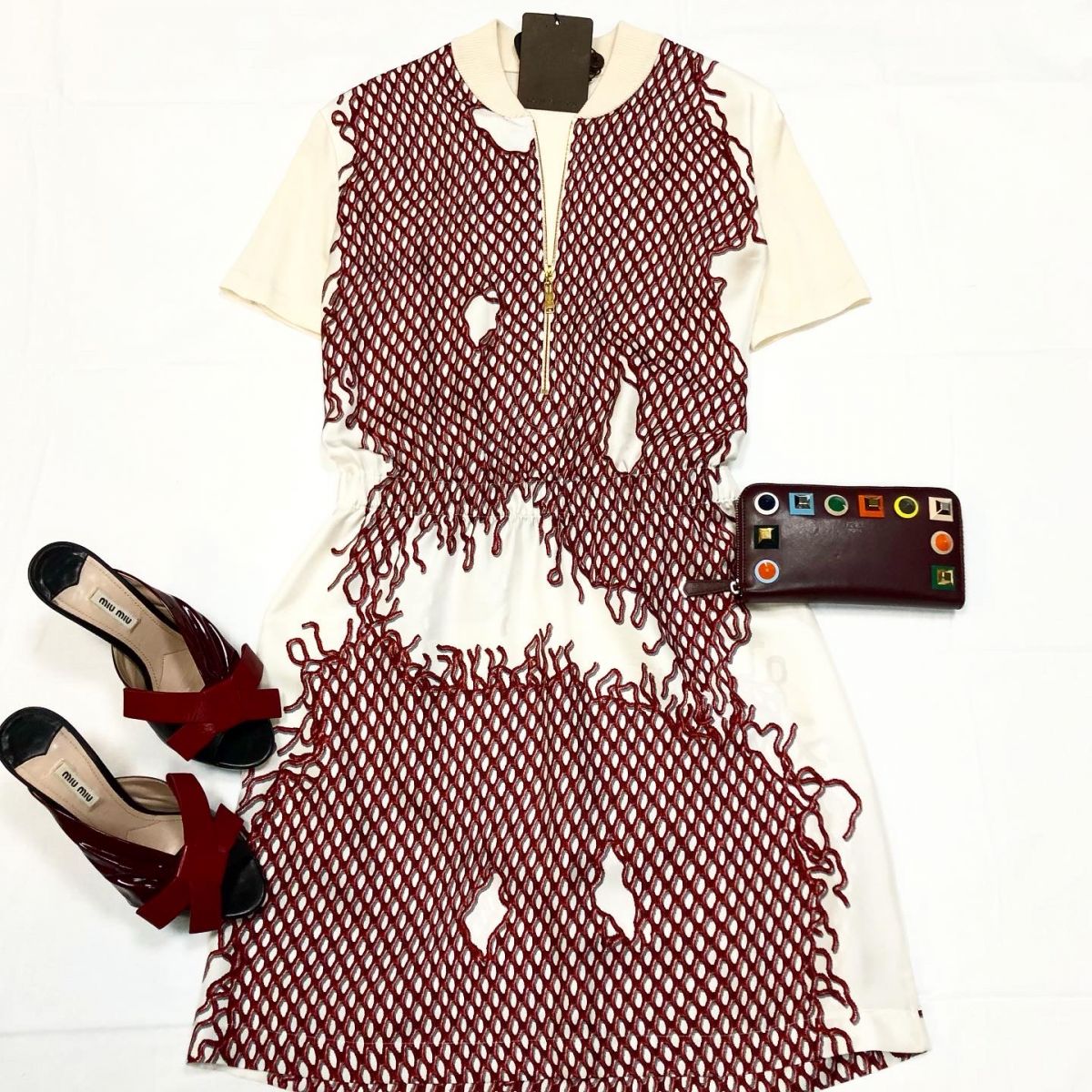 Платье /шёлк/ Louis Vuitton размер S цена 23 078 руб /с ценником/ Сабо Miu Miu размер 38.5 цена 7 693 руб Кошелёк Fendi