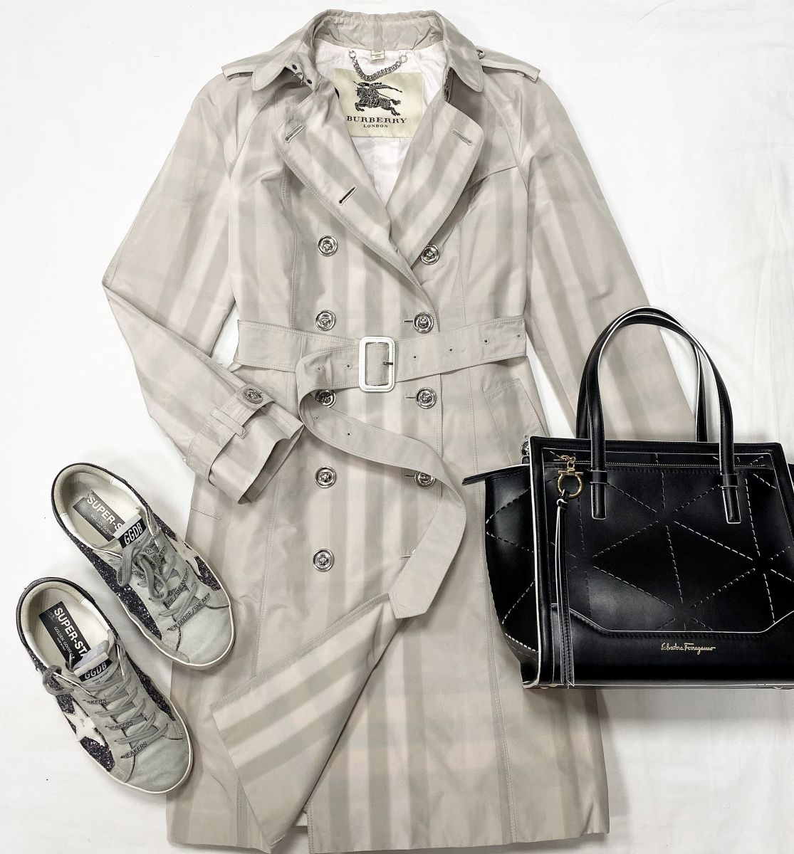 Тренч Burberry размер 40 цена 23 483 руб 
Кеды Golden Goose размер 40 цена 18 786 руб 
Сумка Salvatore Ferragamo