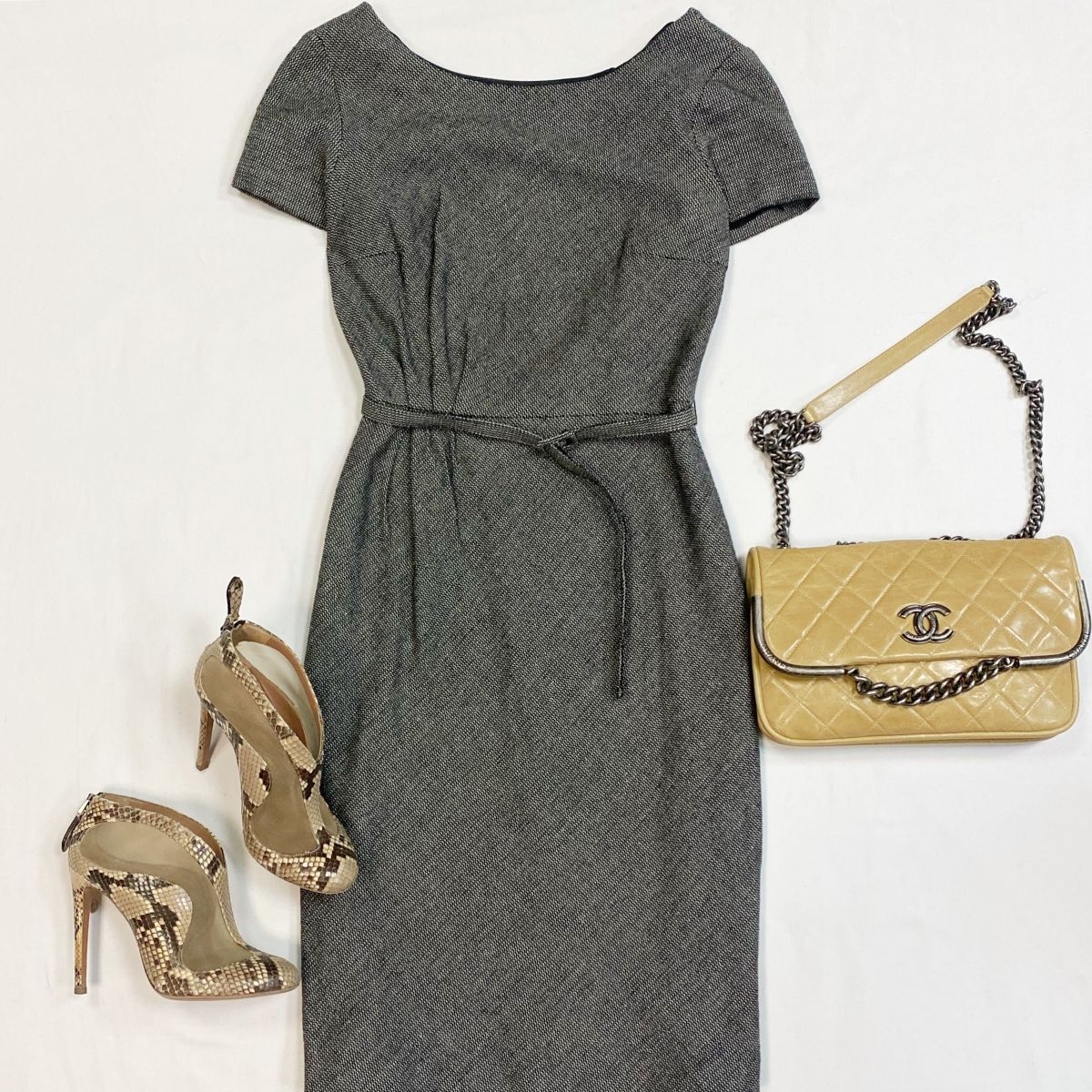 Платье Max Mara размер 38 цена 7 693 рубБотильоны Alaia размер 36 цена 15 385 рубСумка Chanel