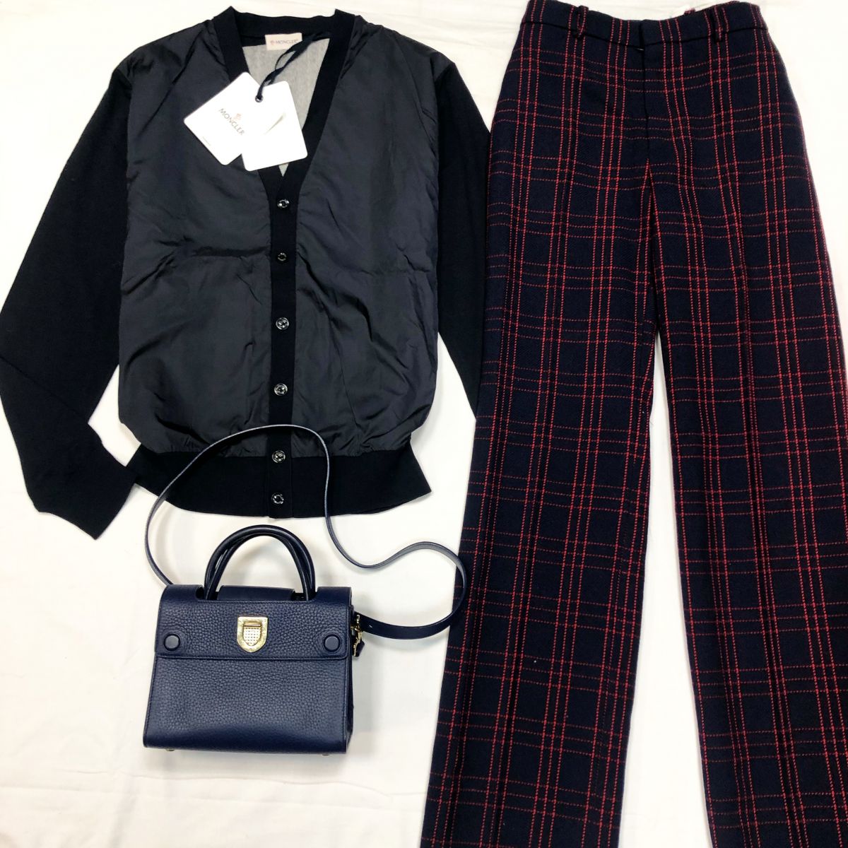 Куртка Moncler размер L цена 12 308 руб /с ценником/ Брюки Christian Dior размер 36 цена 27 693 руб Сумочка CHRISTIAN DIOR