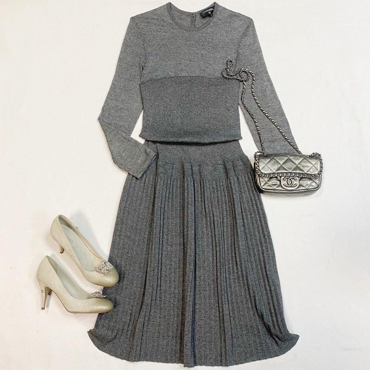 Платье Chanel размер 46 цена 61 540 рубТуфли Chanel размер 37 цена 23 078 рубСумка Chanel