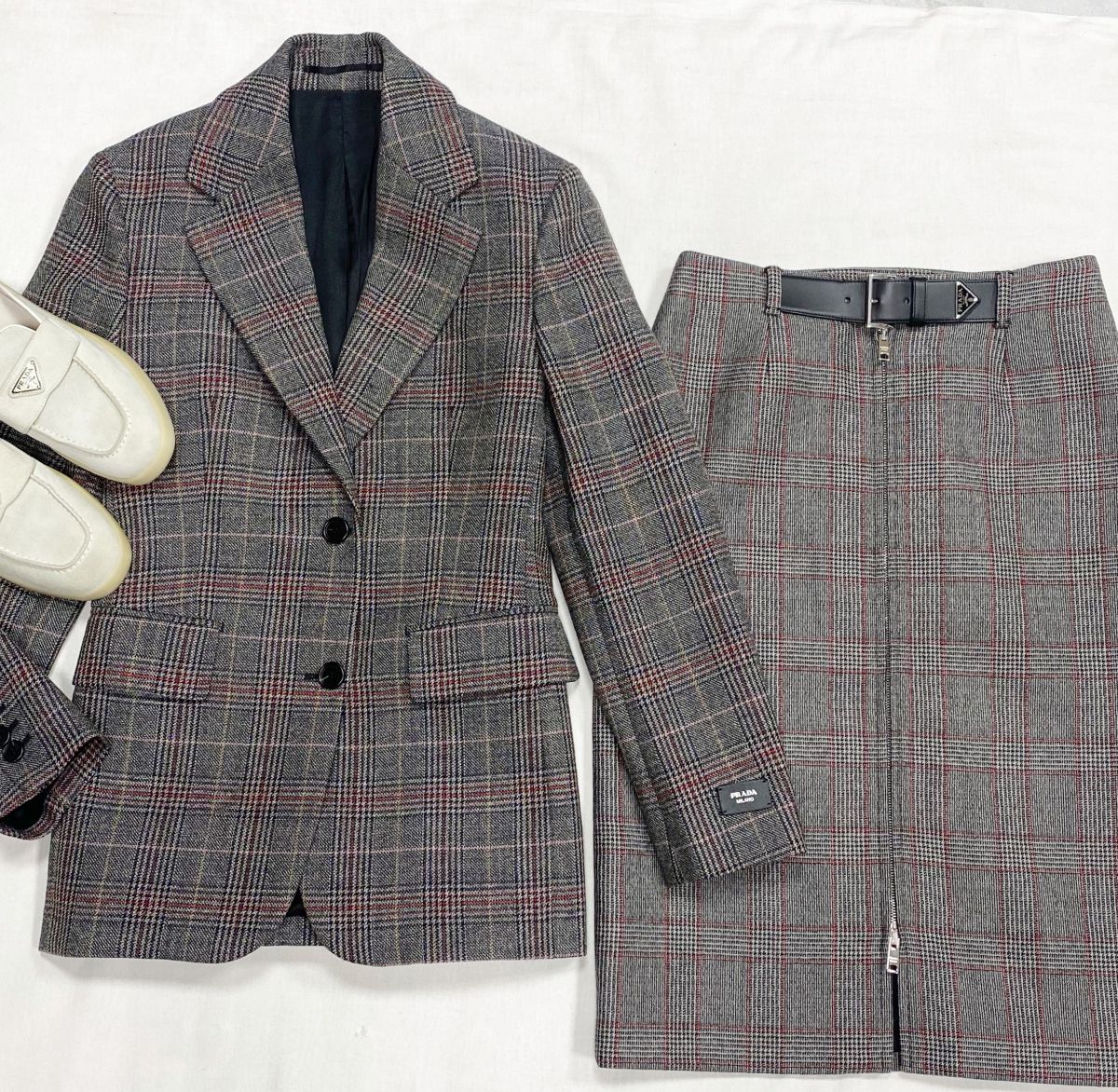 Костюм Prada размер 38 цена 187 860 руб
Сабо Prada размер 40 цена 39 138 руб